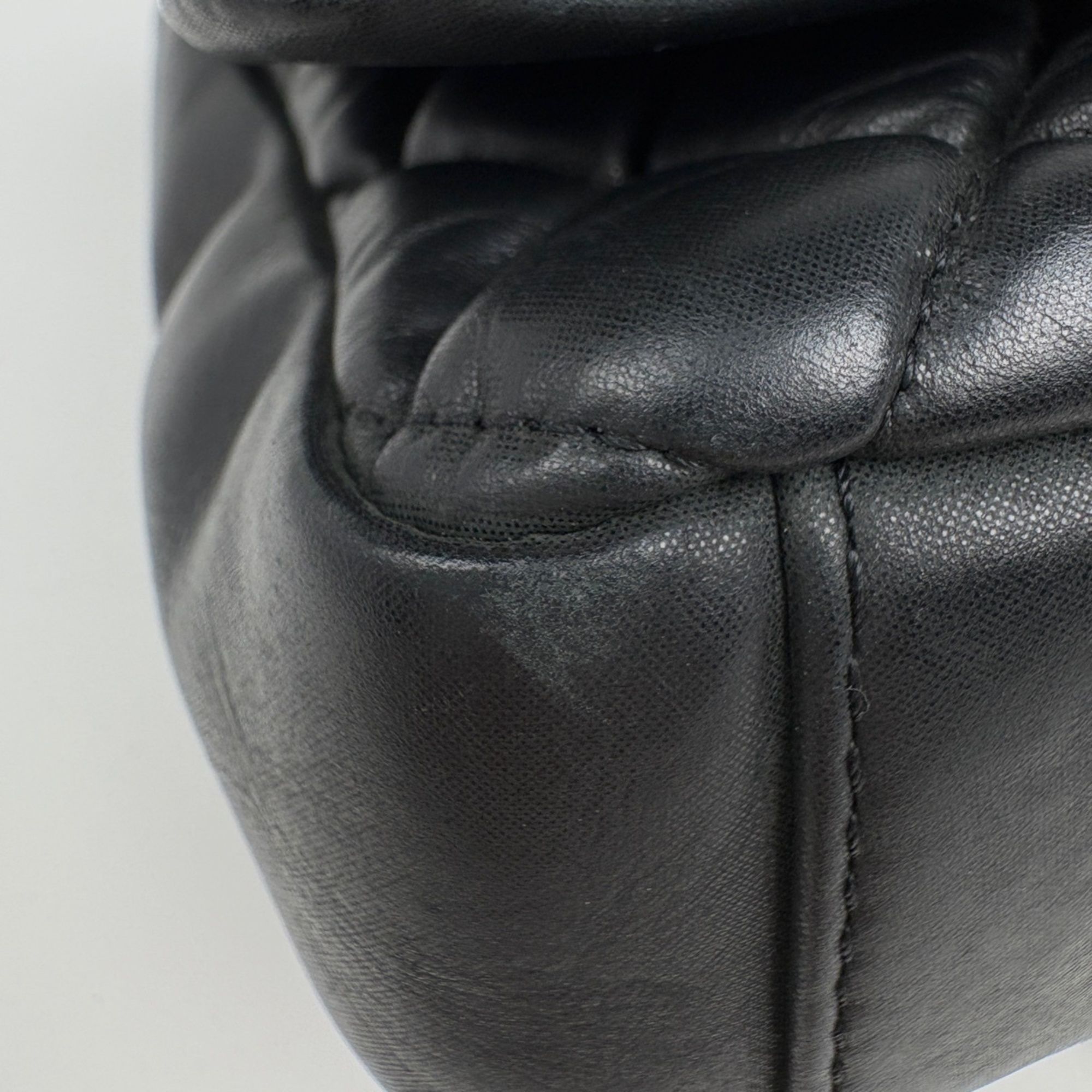 Leather Shoulder Bag (Pre-Owned) - Chanel - Modalova