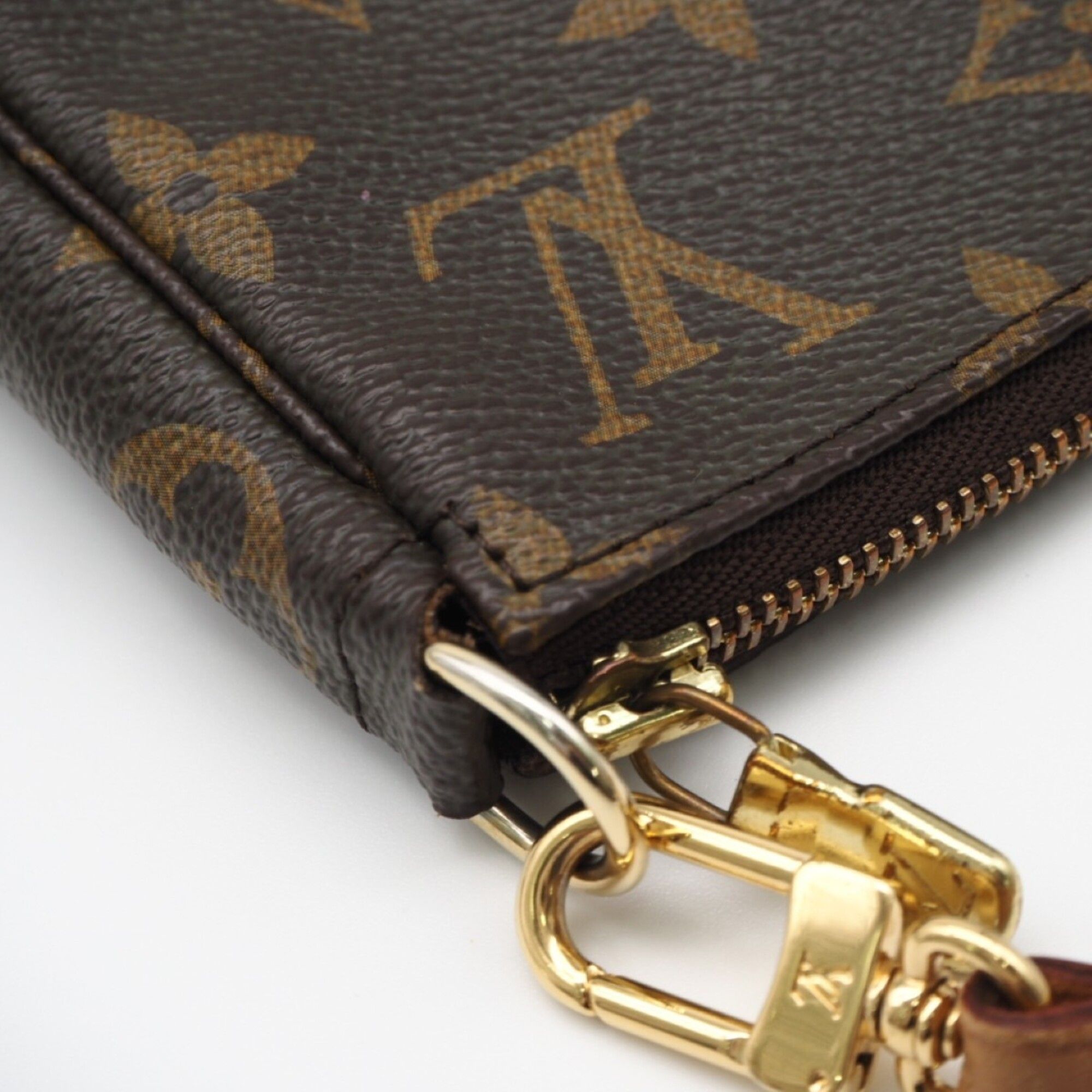 Monogram Coated Canvas Leather Pouch (Pre-Owned) - Louis Vuitton - Modalova