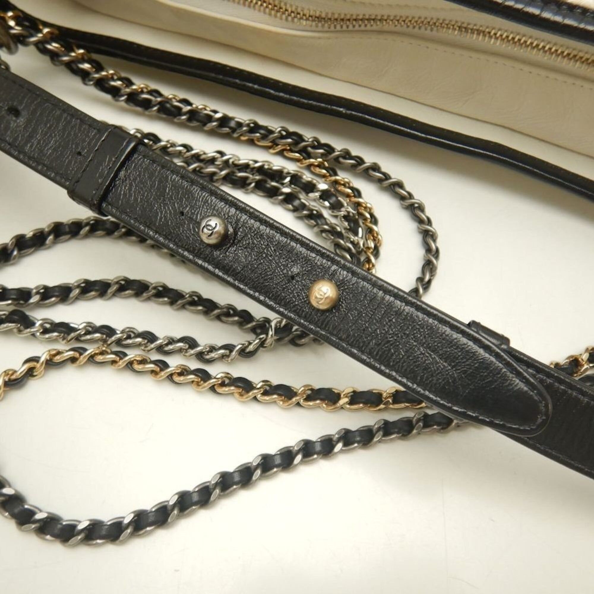 Leather Shoulder Bag (Pre-Owned) - Chanel - Modalova