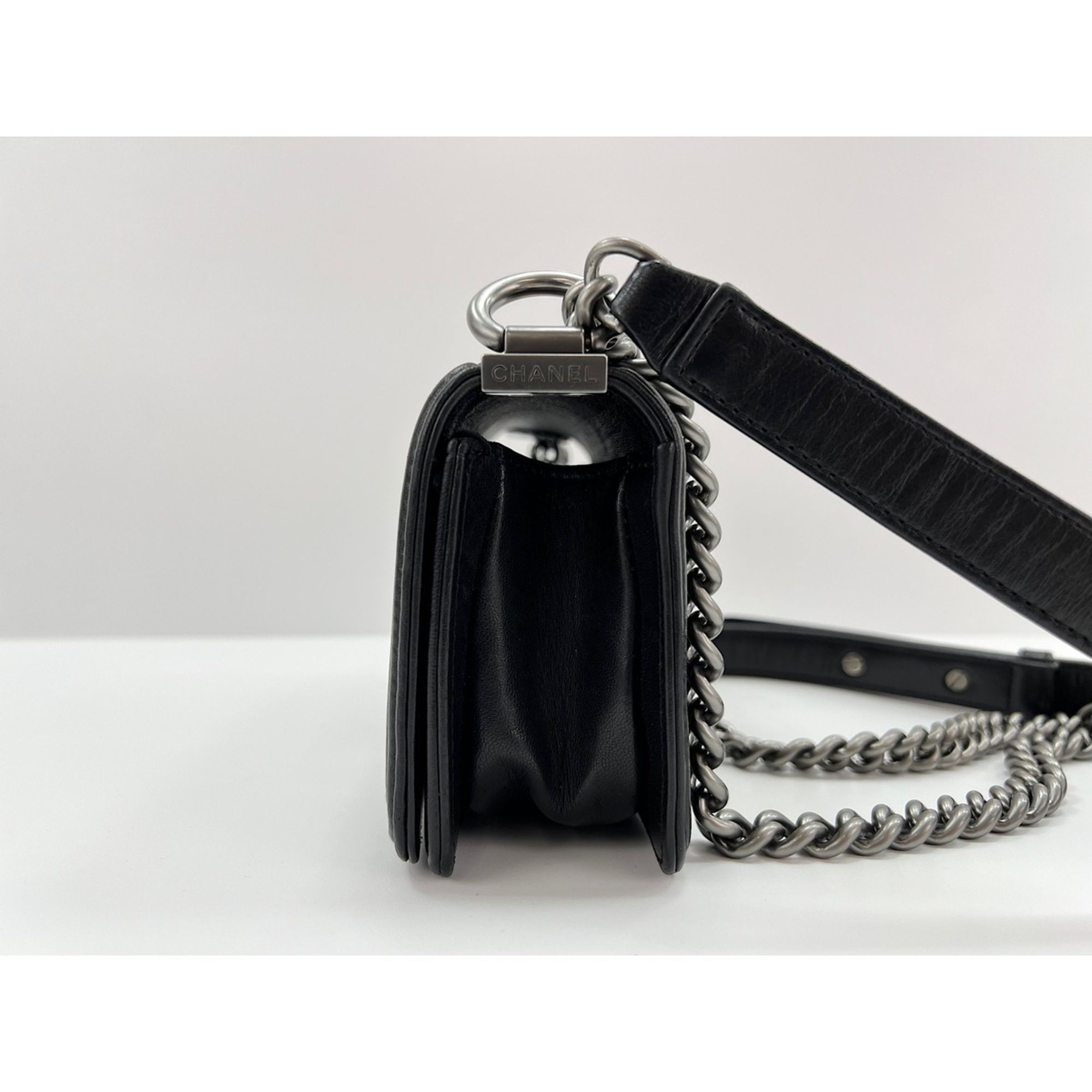 Leather Shoulder Bag (Pre-Owned) - Chanel - Modalova