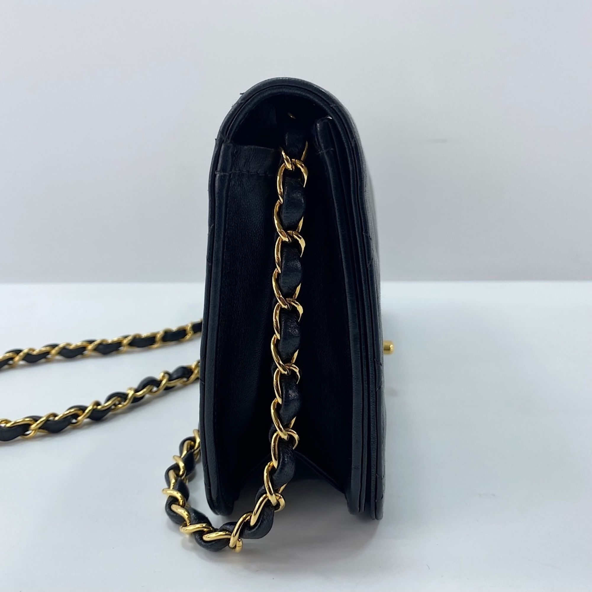 Leather Shoulder Bag (Pre-Owned) - Chanel - Modalova