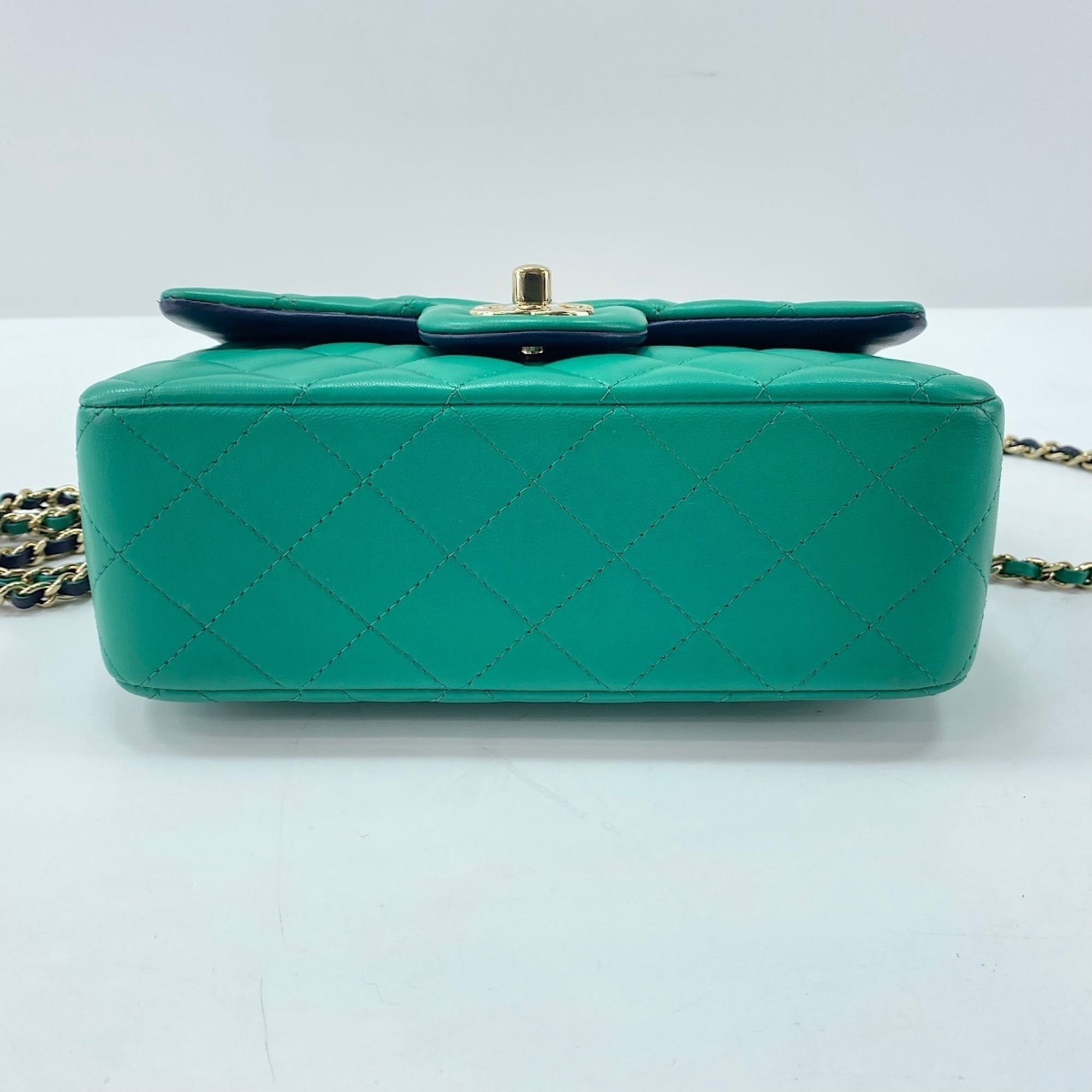 Chanel Green Handbag (Pre-Owned) - Chanel - Modalova
