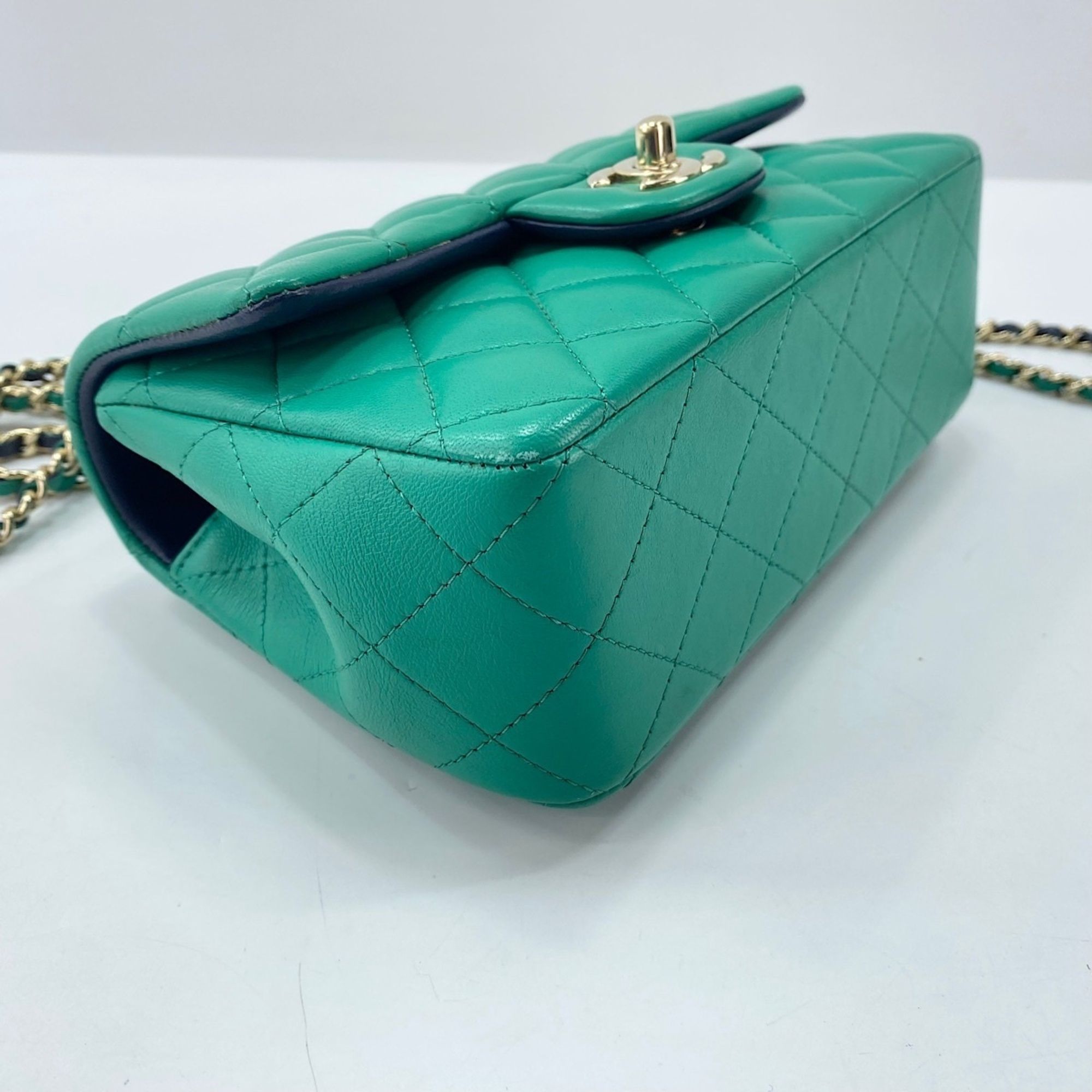 Chanel Green Handbag (Pre-Owned) - Chanel - Modalova