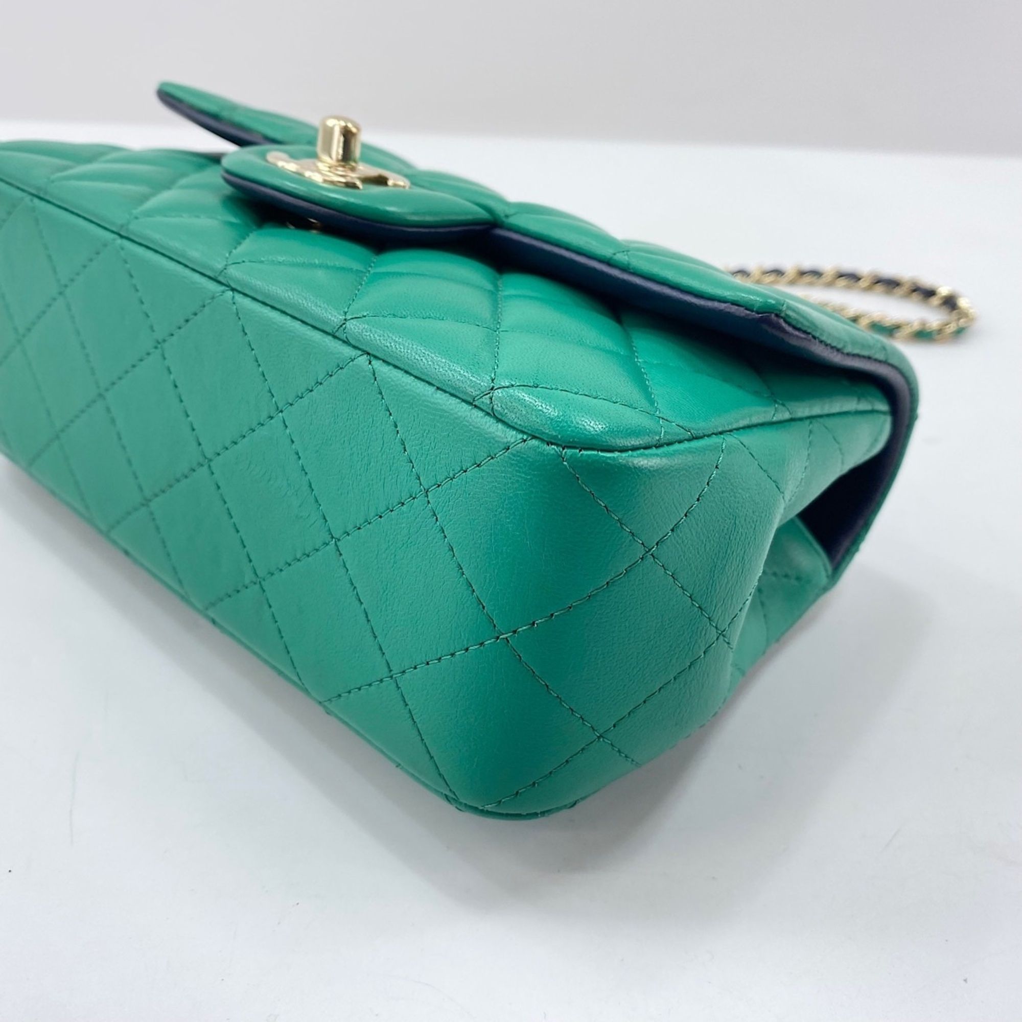 Chanel Green Handbag (Pre-Owned) - Chanel - Modalova