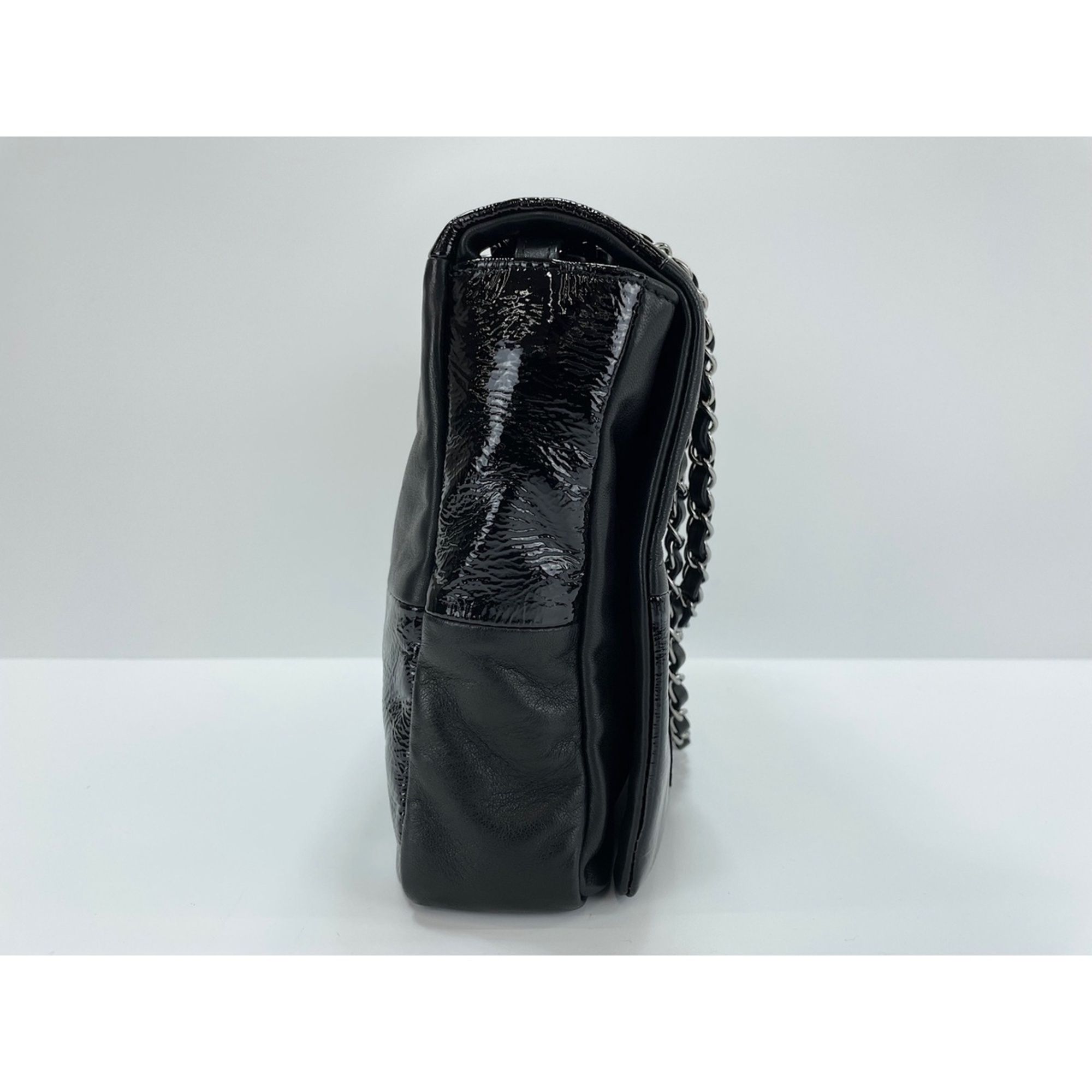 Leather Shoulder Bag (Pre-Owned) - Chanel - Modalova