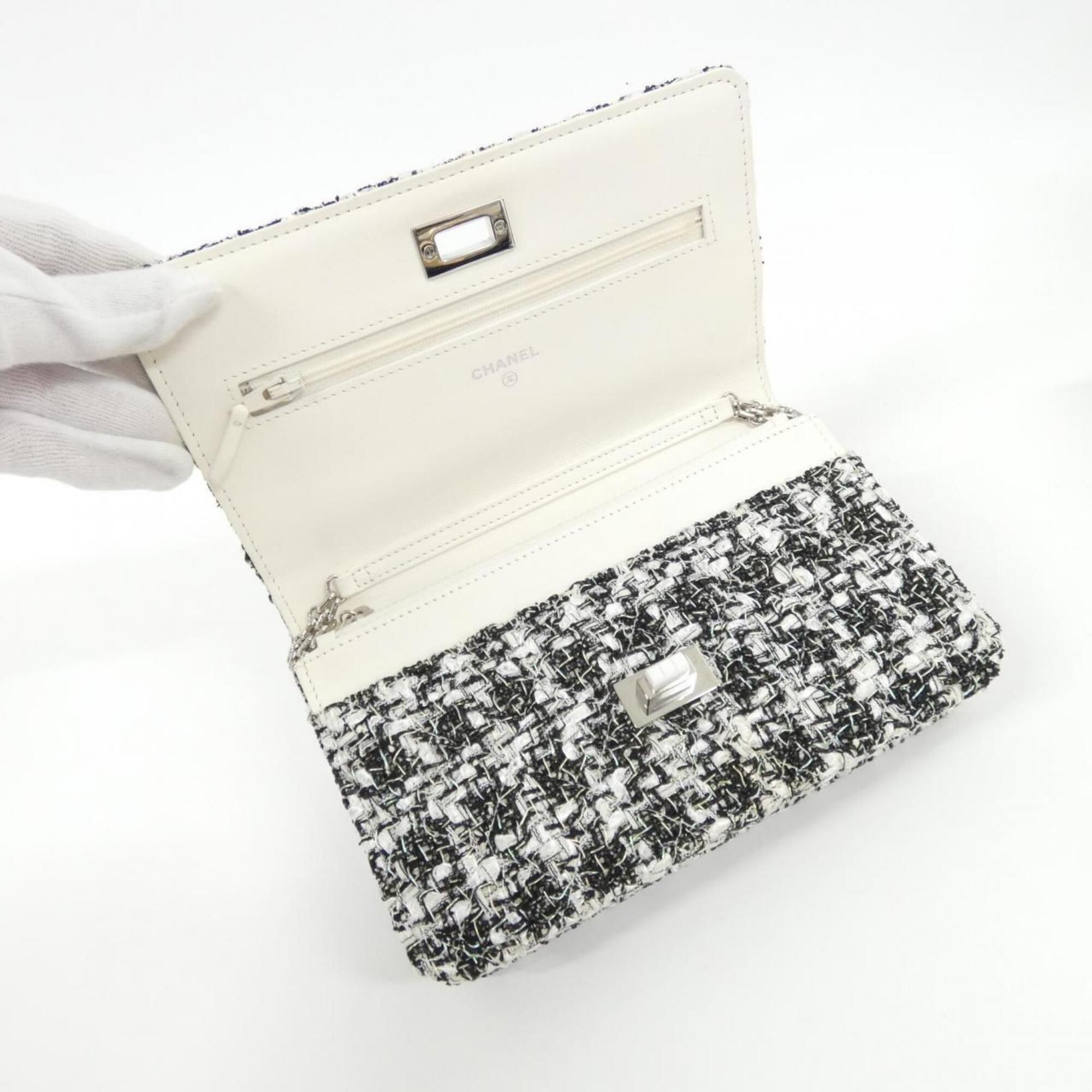 Tweed Chain/Shoulder Wallet (Pre-Owned) - Chanel - Modalova