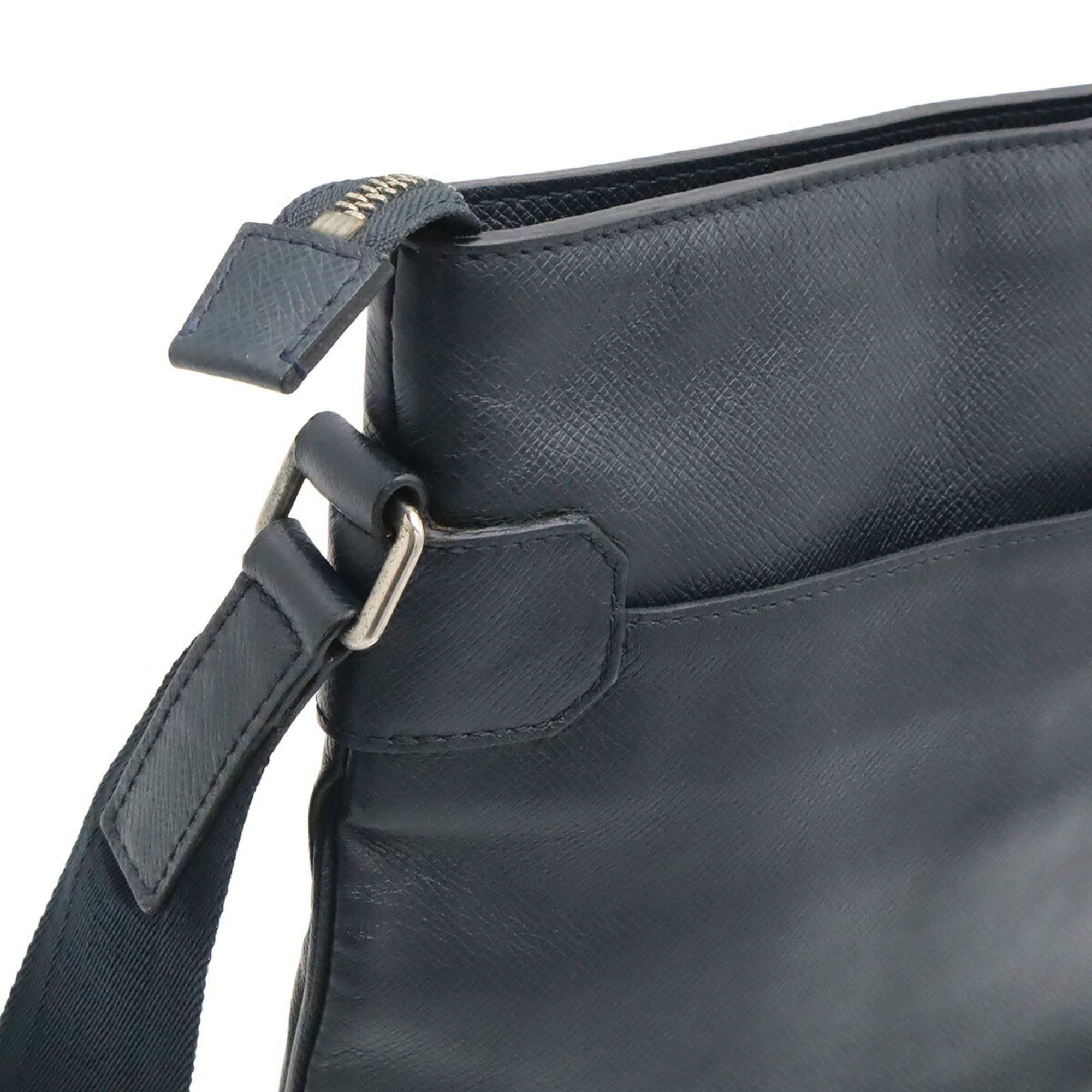 Taiga Leather Shoulder Bag (Pre-Owned) - Louis Vuitton - Modalova