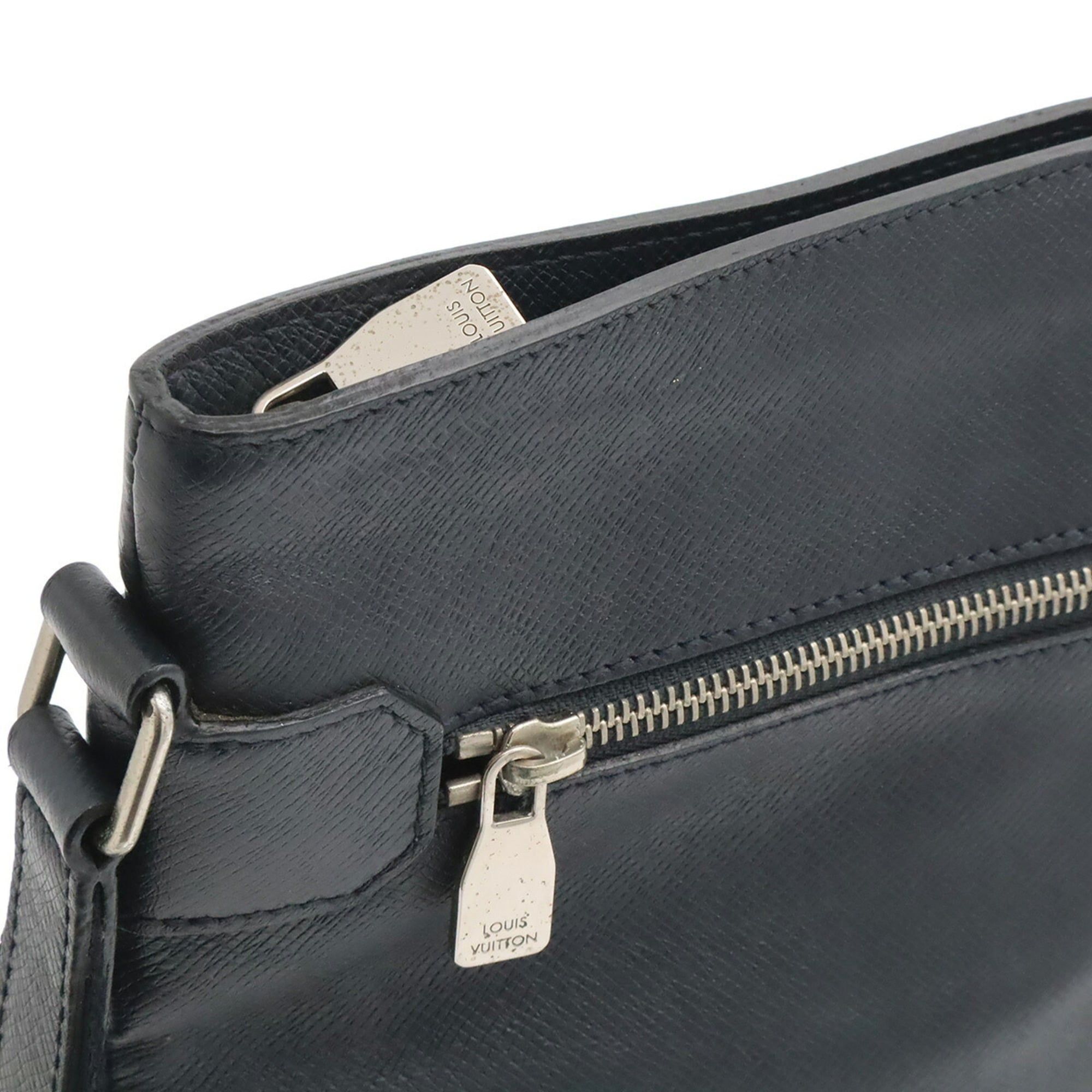 Taiga Leather Shoulder Bag (Pre-Owned) - Louis Vuitton - Modalova