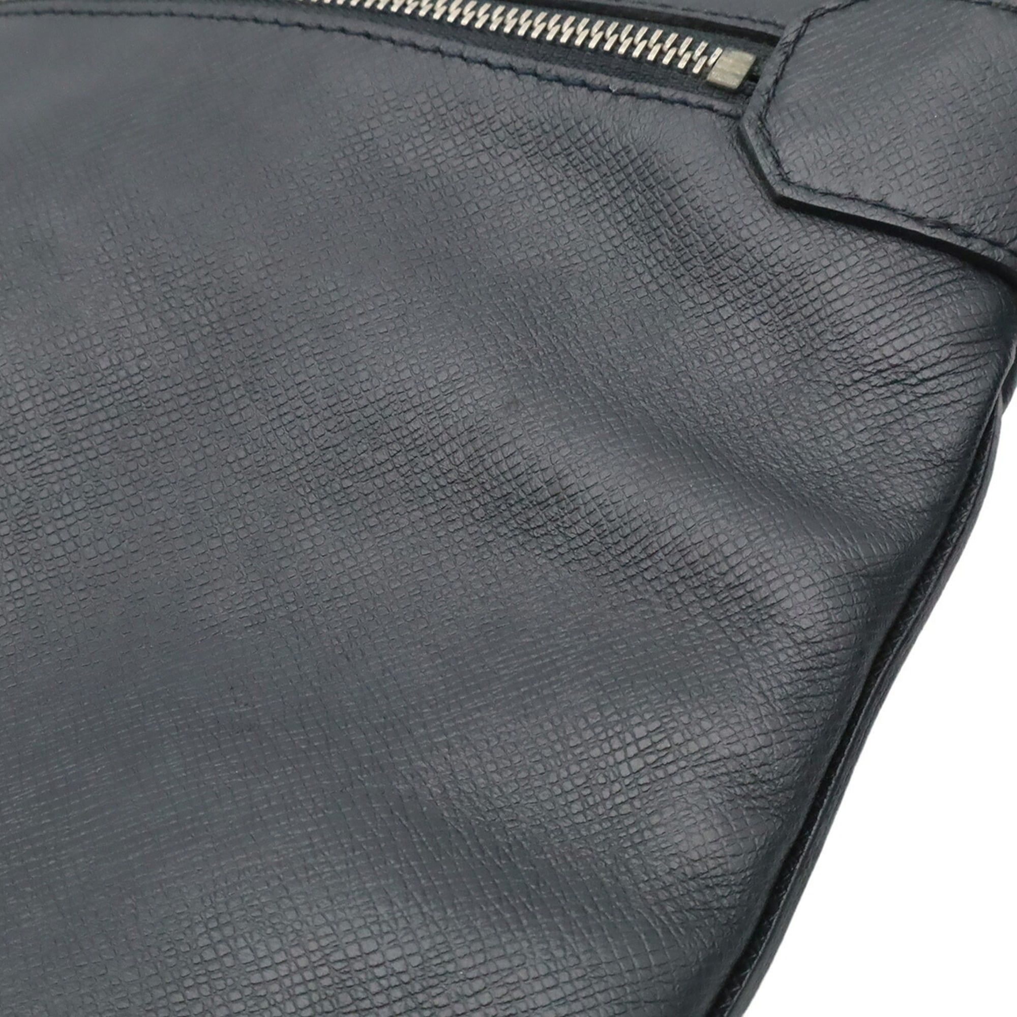 Taiga Leather Shoulder Bag (Pre-Owned) - Louis Vuitton - Modalova