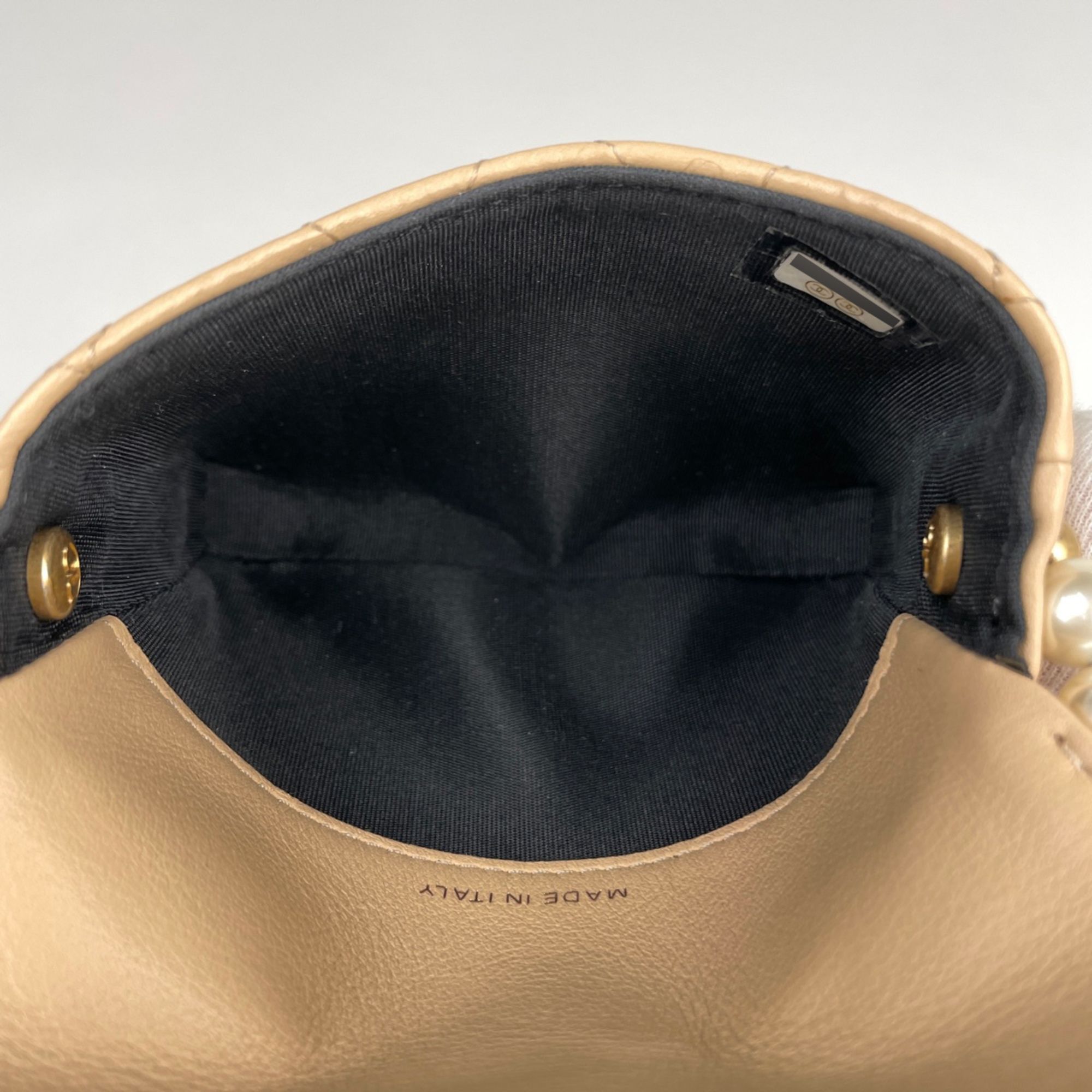 Leather Artificial Pearl Shoulder Bag (Pre-Owned) - Chanel - Modalova