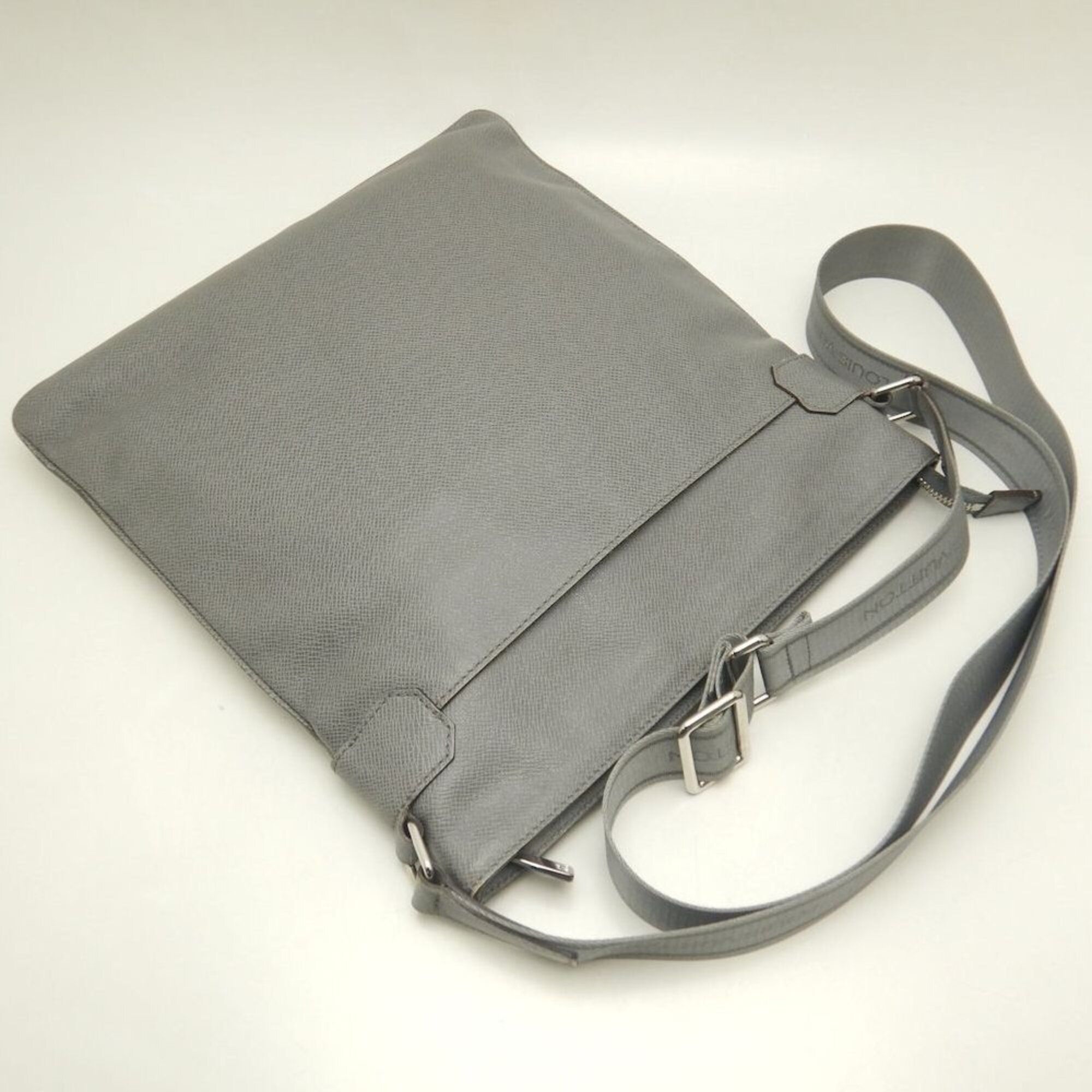 Taiga Taiga Leather Shoulder Bag (Pre-Owned) - Louis Vuitton - Modalova