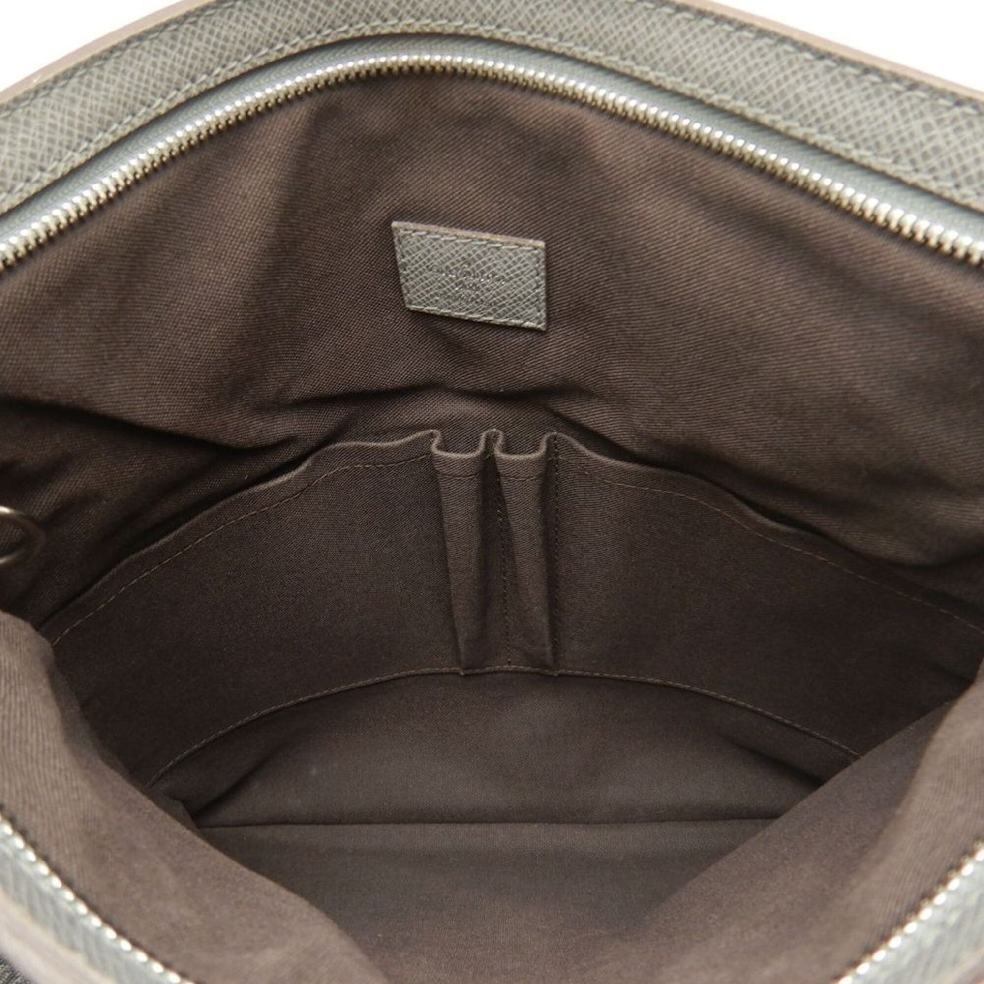Taiga Taiga Leather Shoulder Bag (Pre-Owned) - Louis Vuitton - Modalova