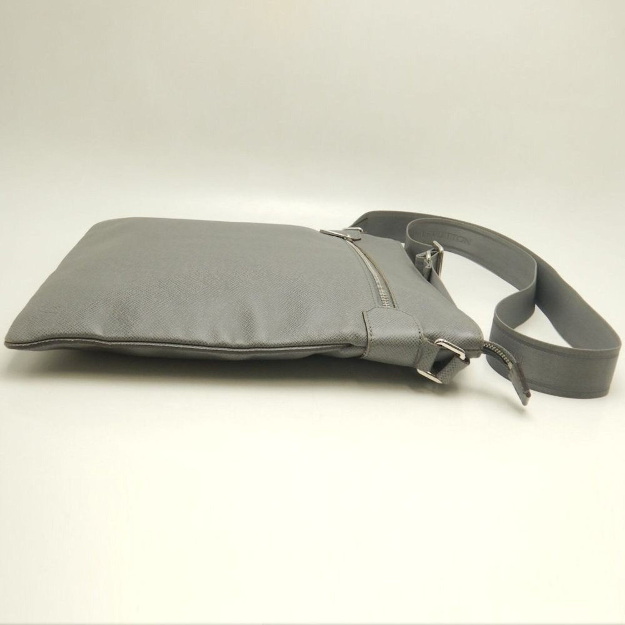 Taiga Taiga Leather Shoulder Bag (Pre-Owned) - Louis Vuitton - Modalova