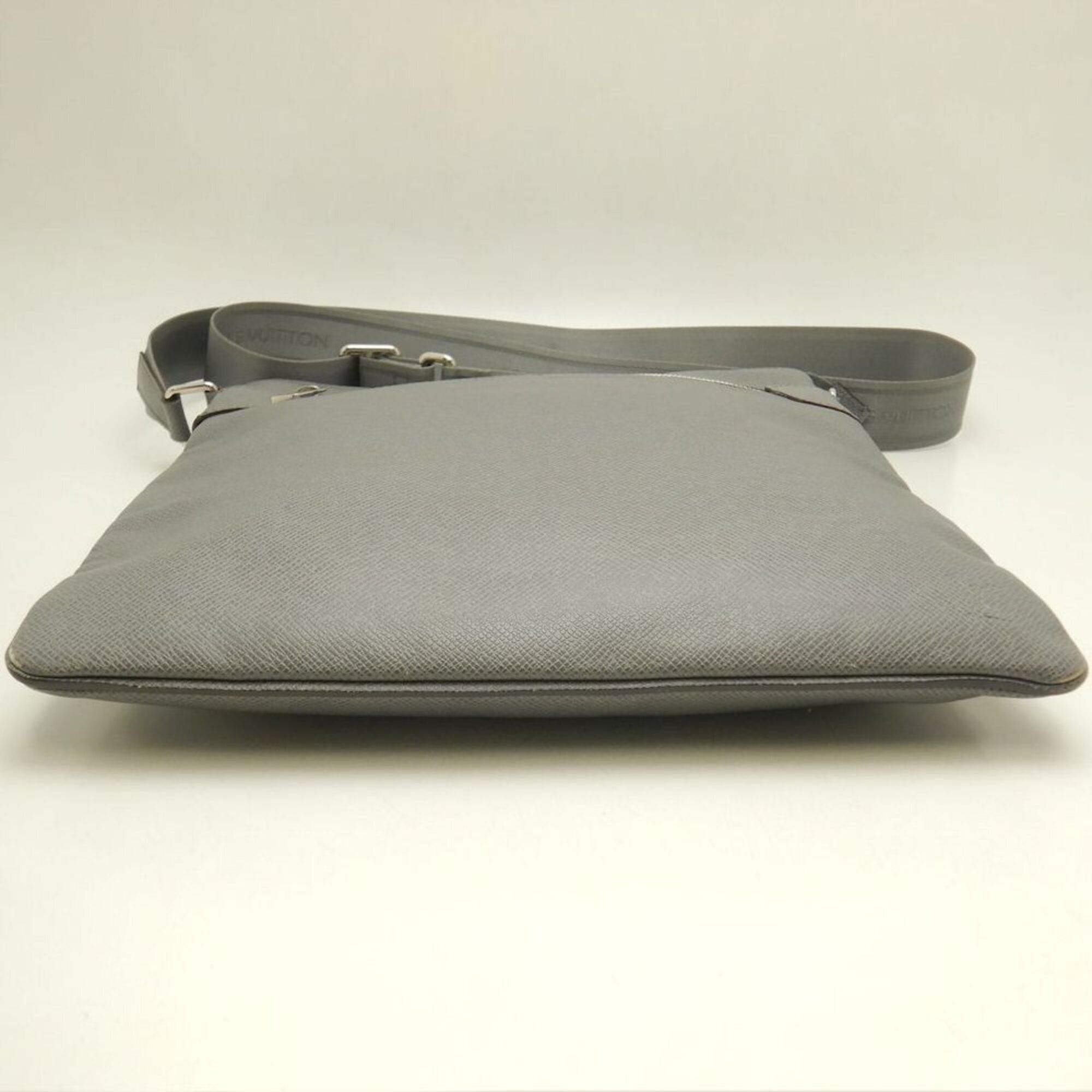 Taiga Taiga Leather Shoulder Bag (Pre-Owned) - Louis Vuitton - Modalova