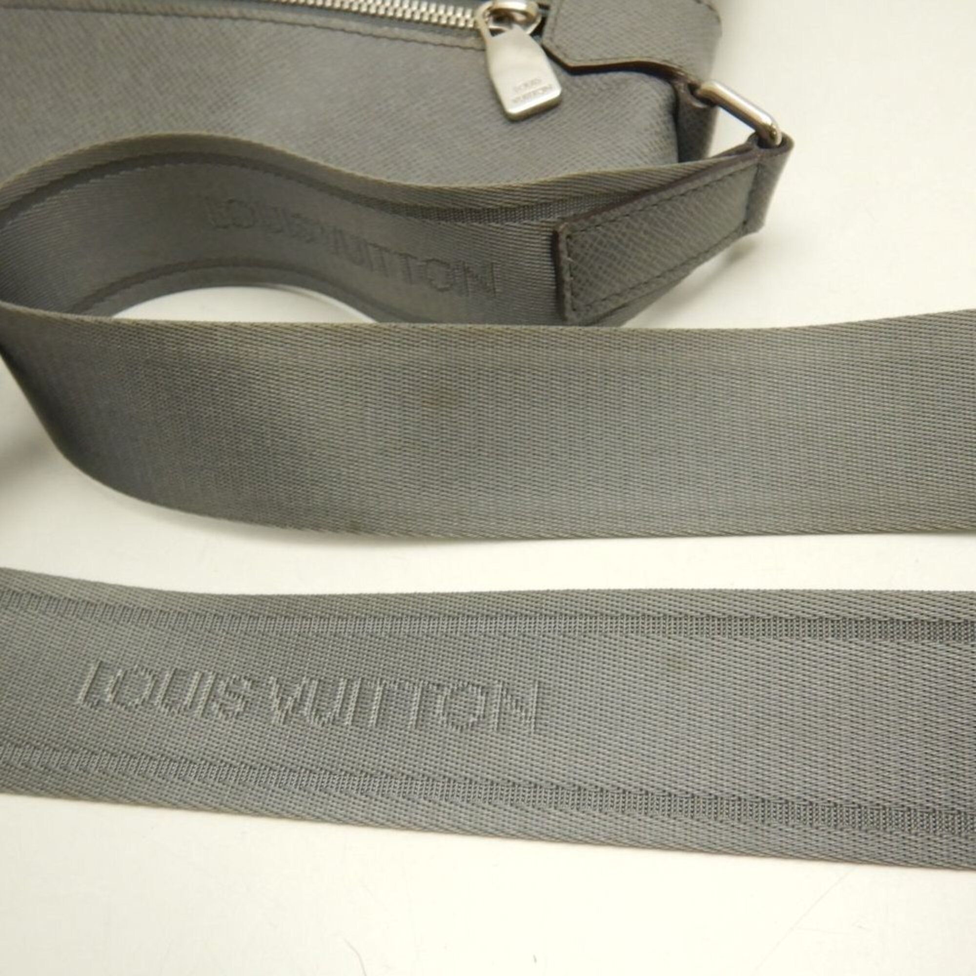 Taiga Taiga Leather Shoulder Bag (Pre-Owned) - Louis Vuitton - Modalova