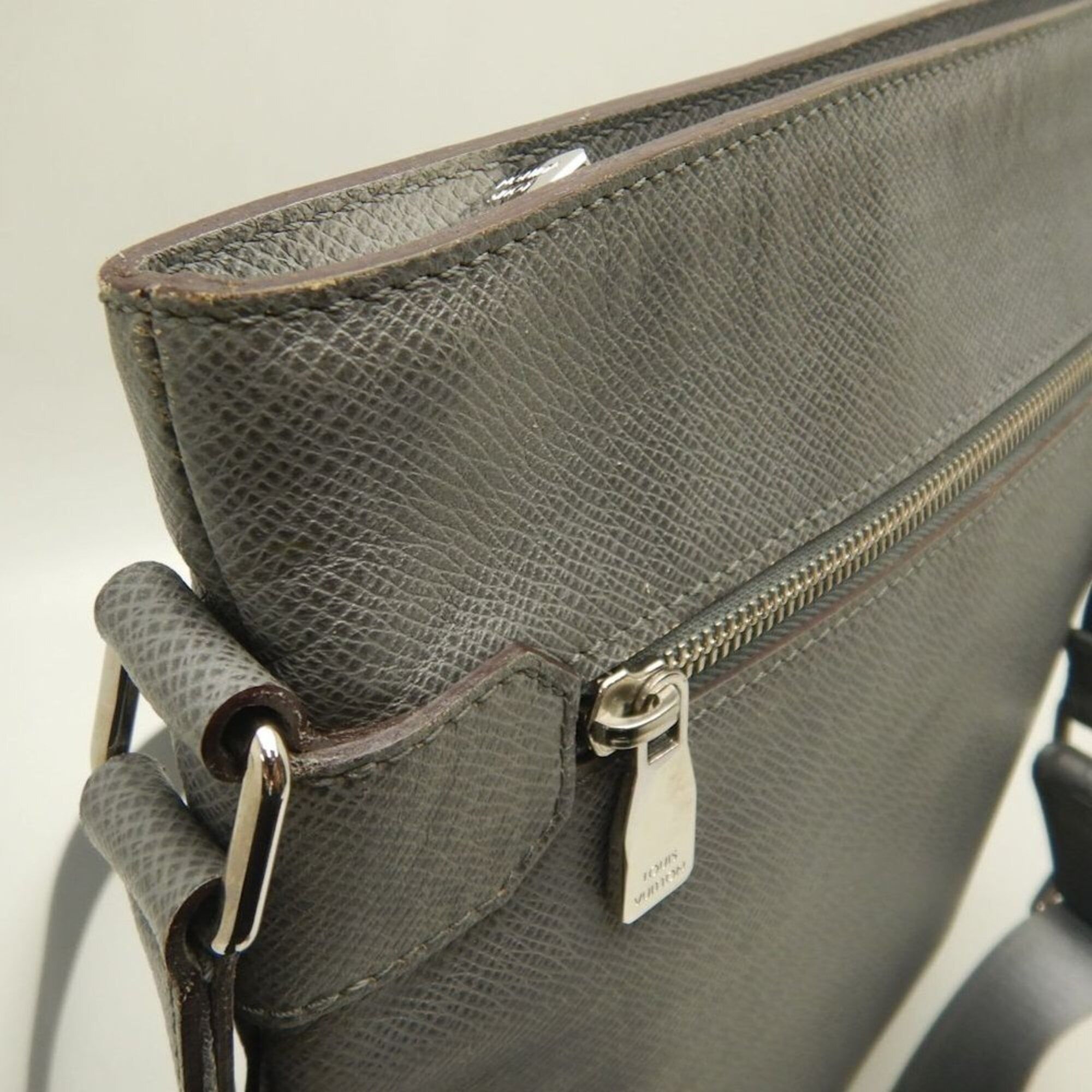 Taiga Taiga Leather Shoulder Bag (Pre-Owned) - Louis Vuitton - Modalova