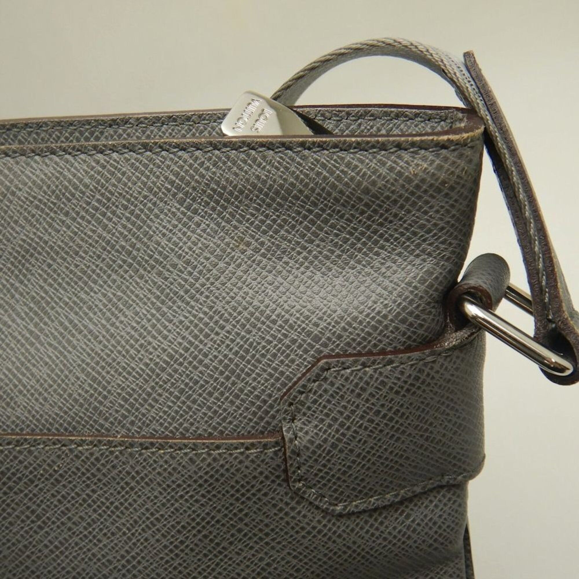 Taiga Taiga Leather Shoulder Bag (Pre-Owned) - Louis Vuitton - Modalova