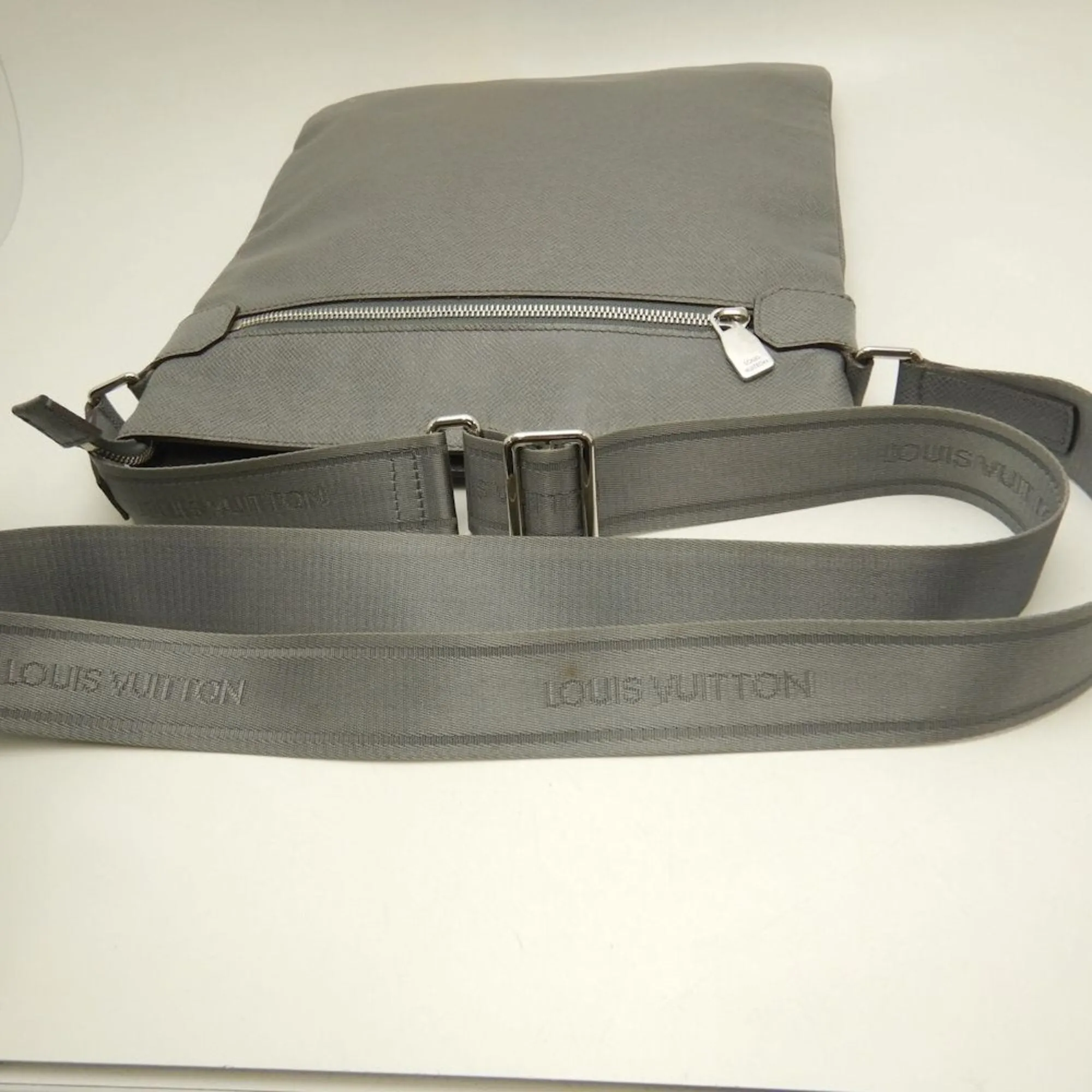 Taiga Taiga Leather Shoulder Bag (Pre-Owned) - Louis Vuitton - Modalova