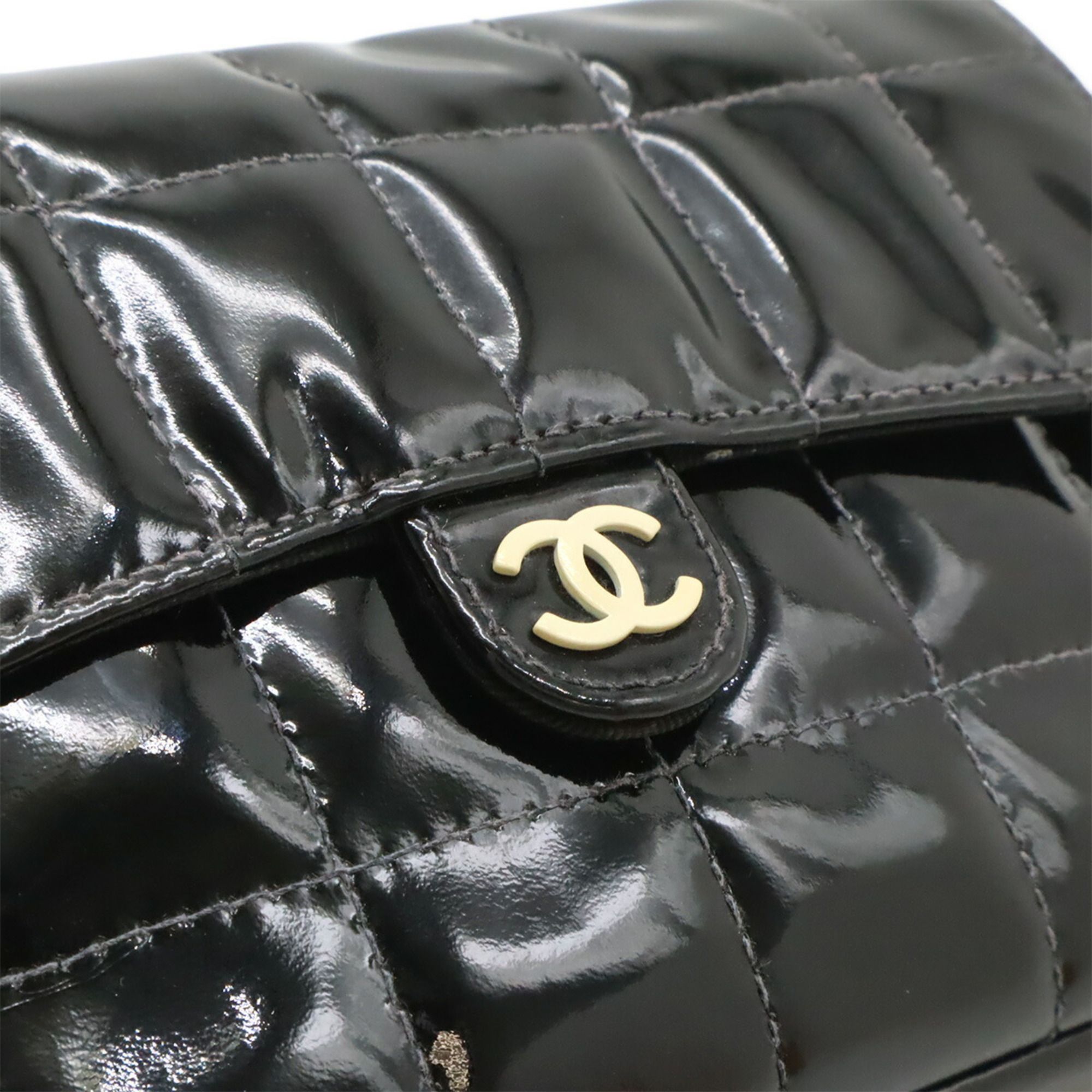 Patent Leather Pouch Shoulder Bag (Pre-Owned) - Chanel - Modalova