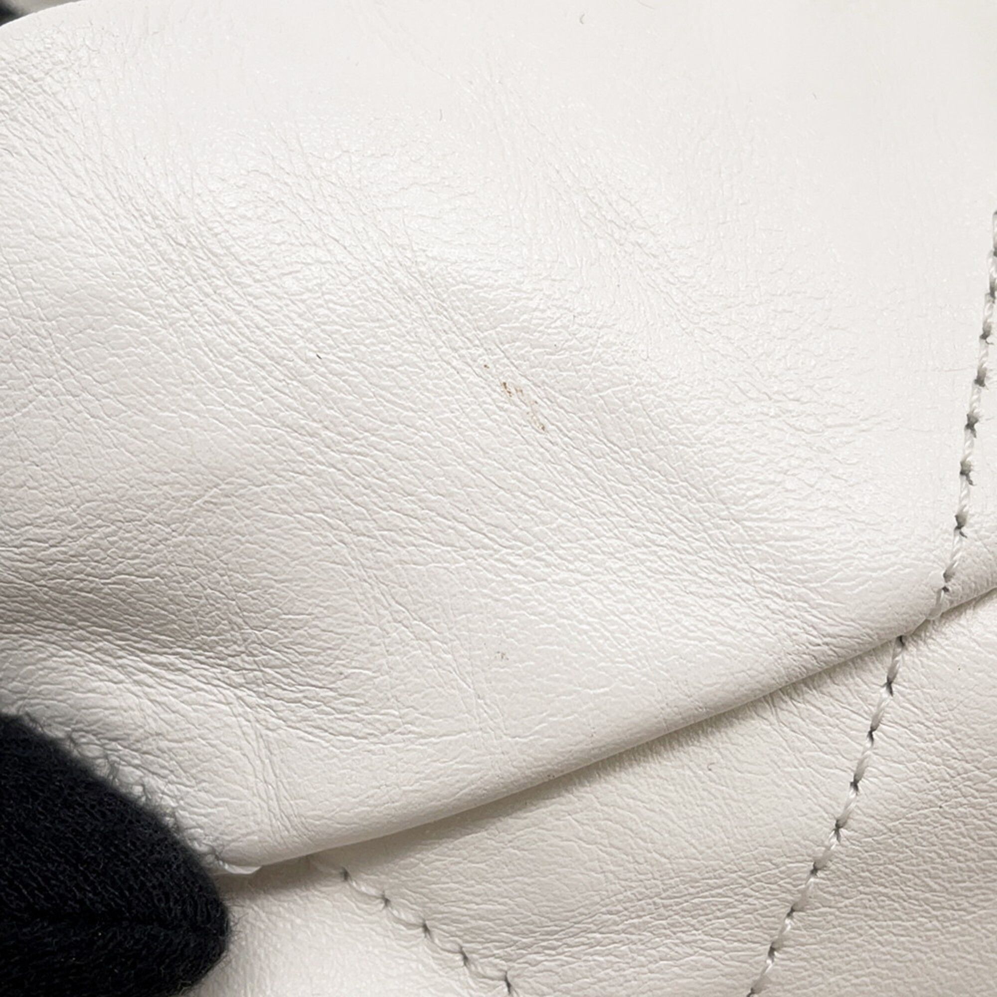 Chanel White Handbag (Pre-Owned) - Chanel - Modalova
