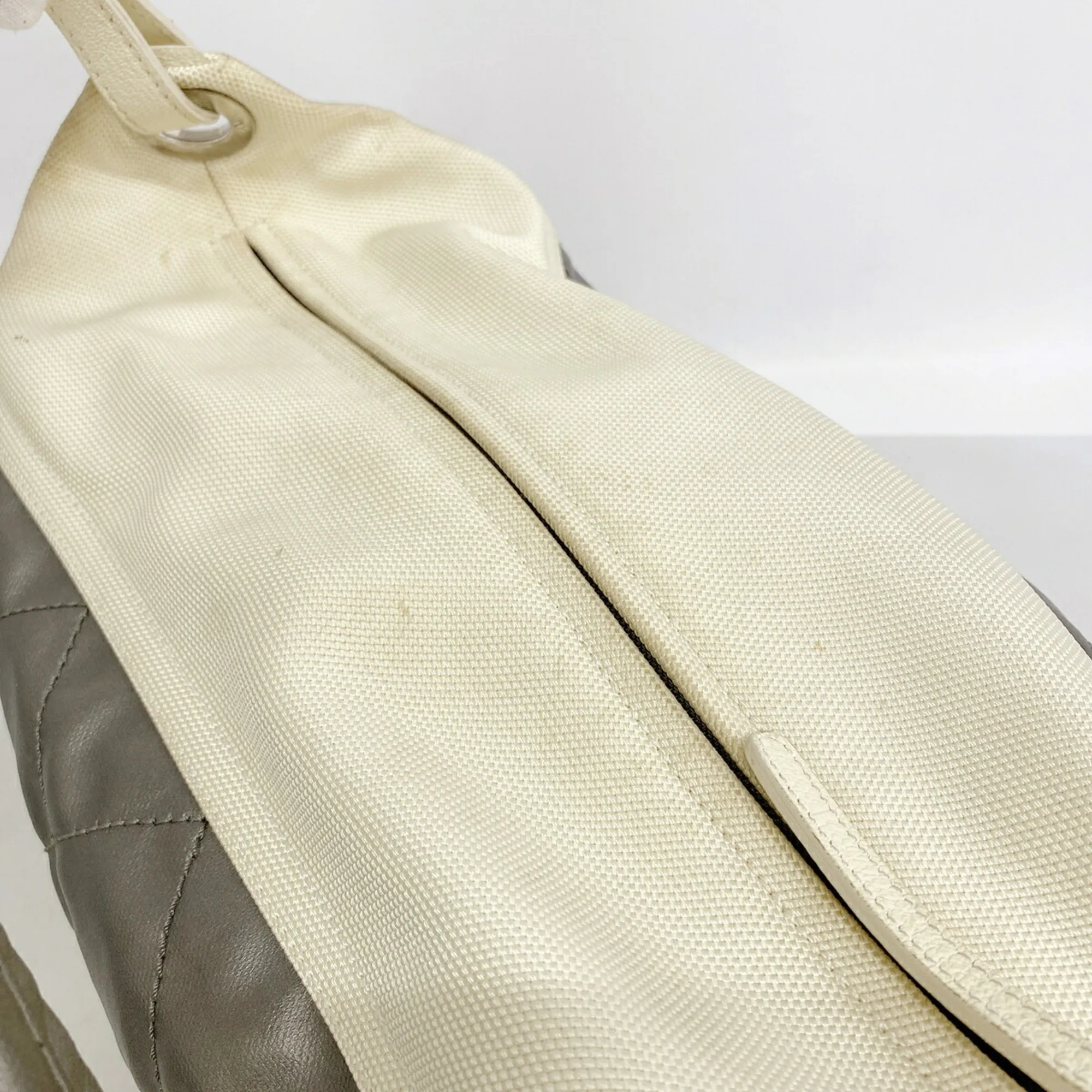 Canvas Shoulder Bag (Pre-Owned) - Chanel - Modalova