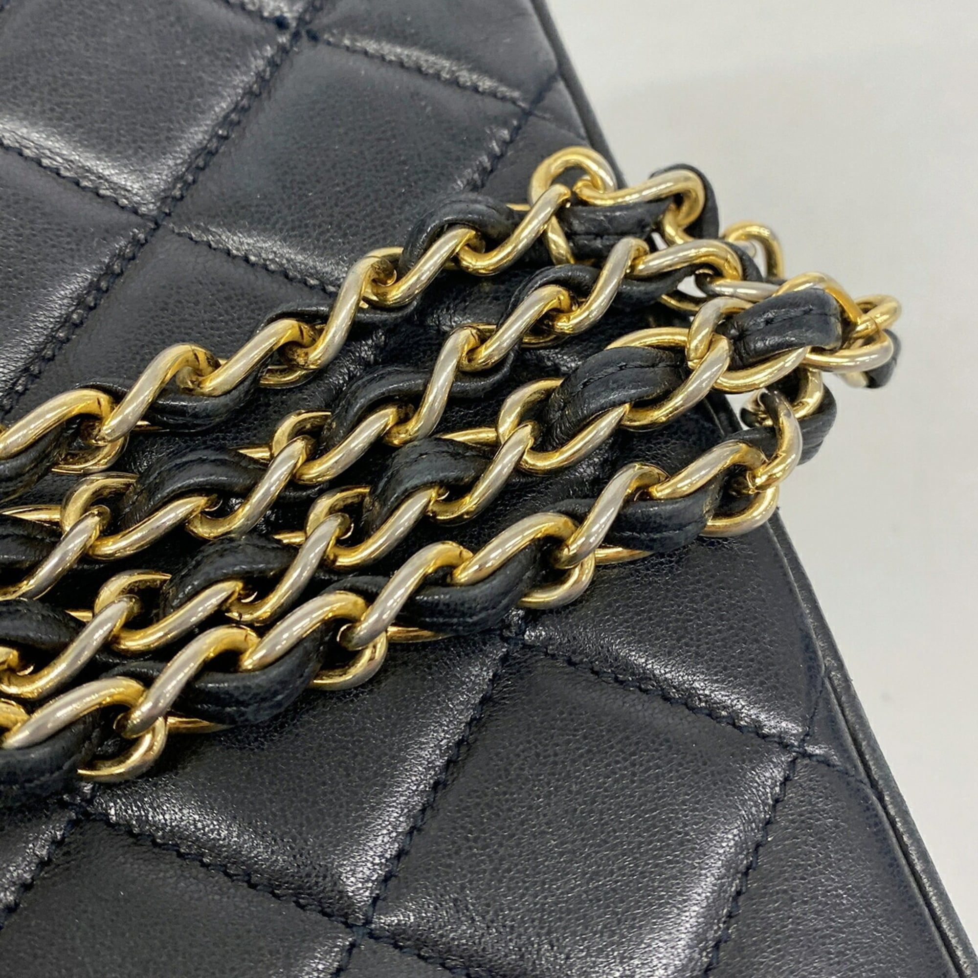 Leather Shoulder Bag (Pre-Owned) - Chanel - Modalova