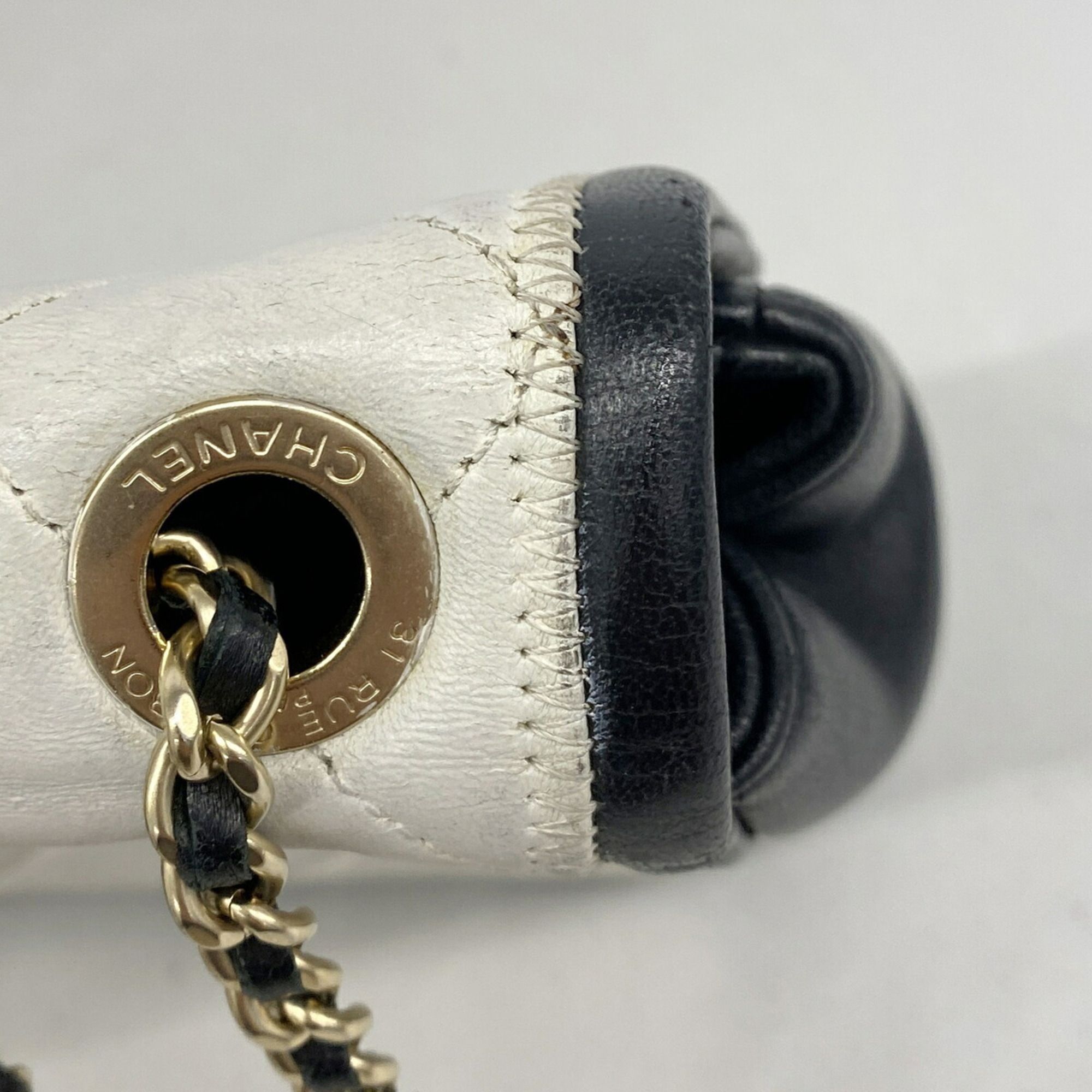 Leather Shoulder Bag (Pre-Owned) - Chanel - Modalova