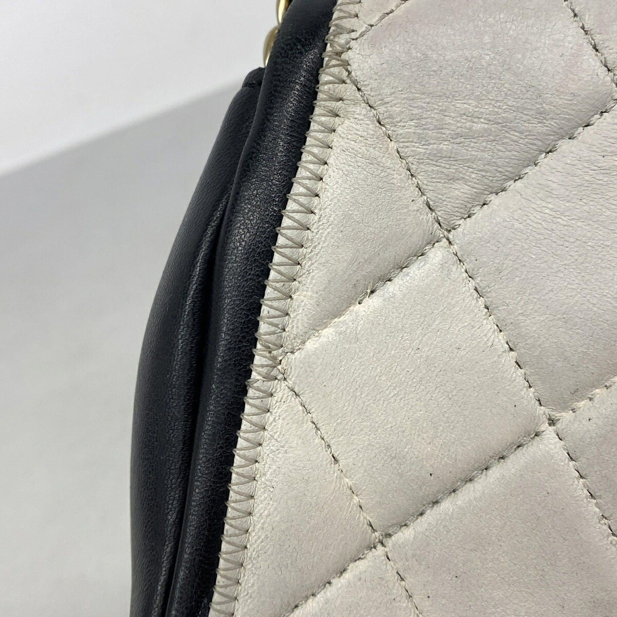 Leather Shoulder Bag (Pre-Owned) - Chanel - Modalova