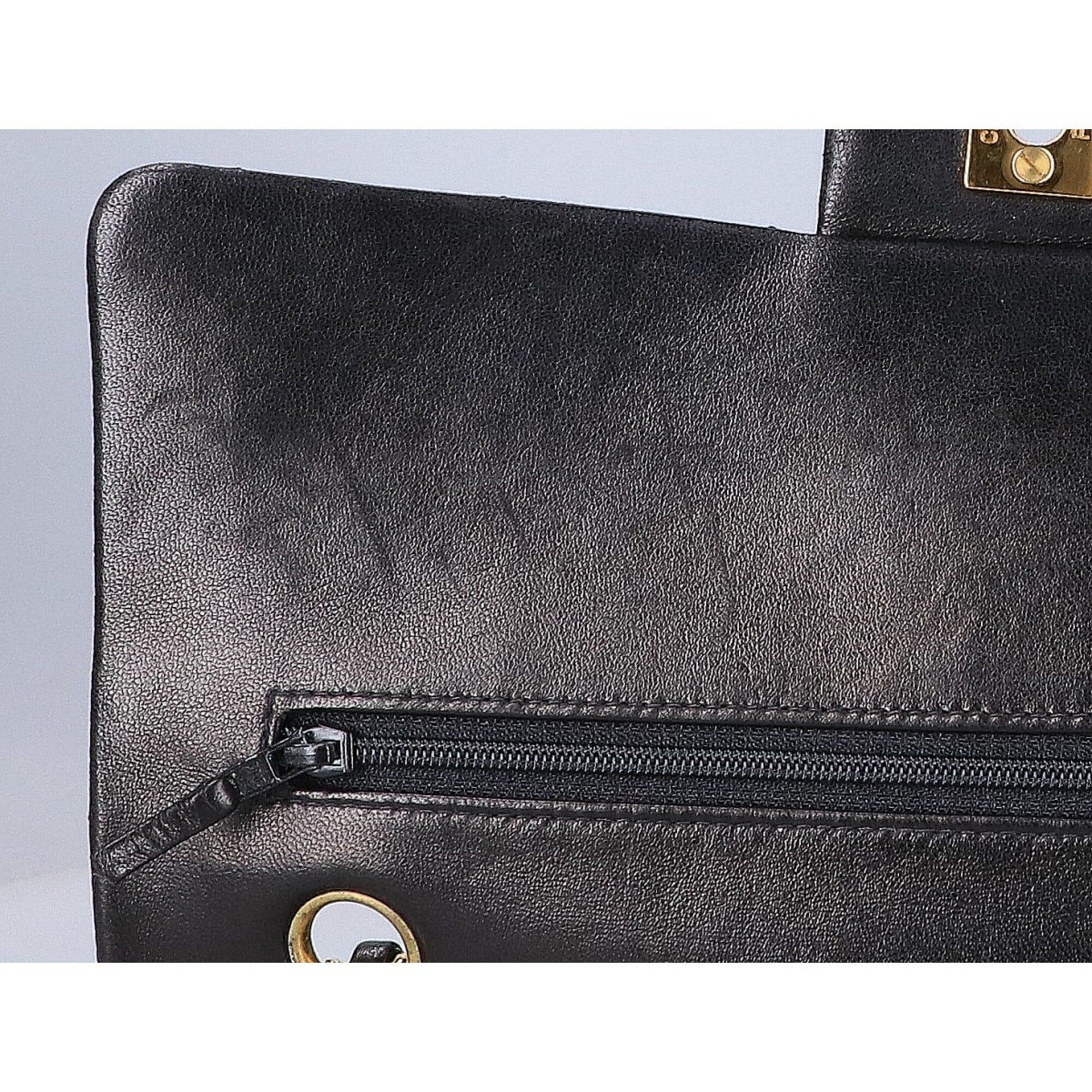 Leather Shoulder Bag (Pre-Owned) - Chanel - Modalova