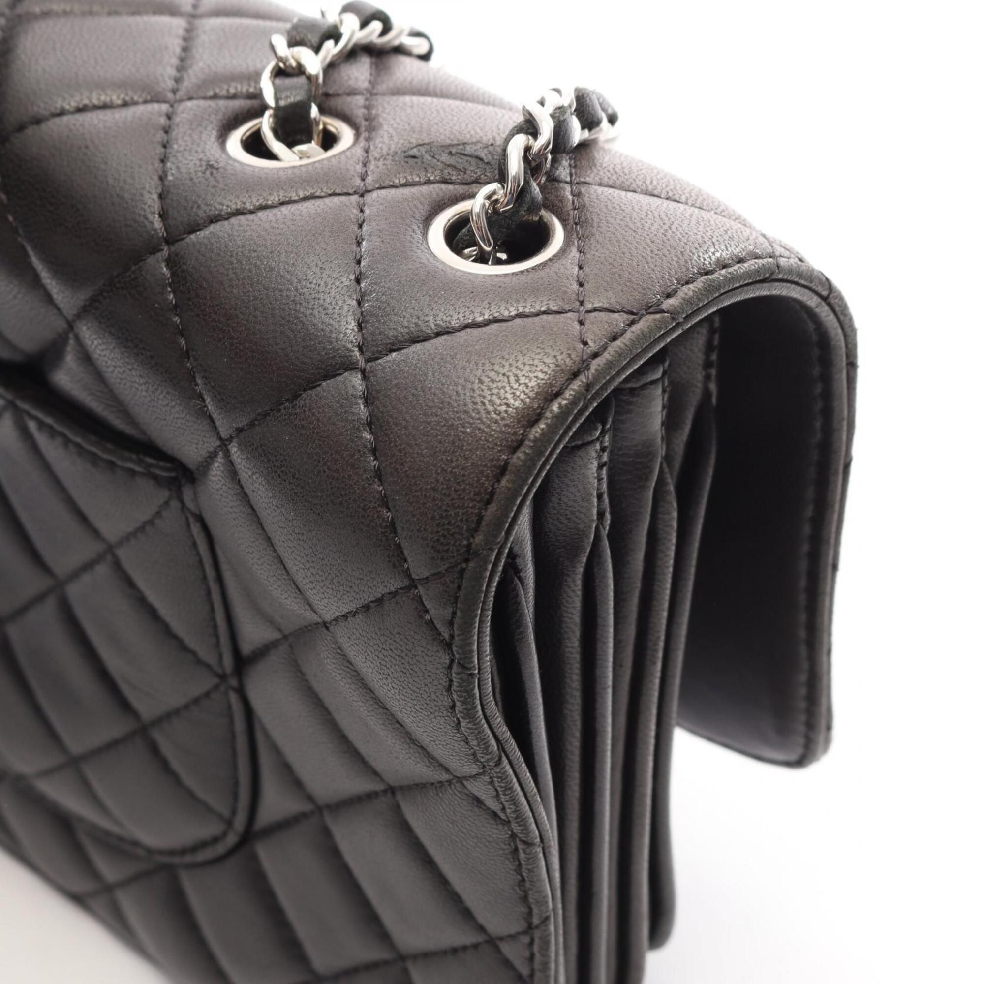 Matelasse Leather Handbag Shoulder Bag (Pre-Owned) - Chanel - Modalova