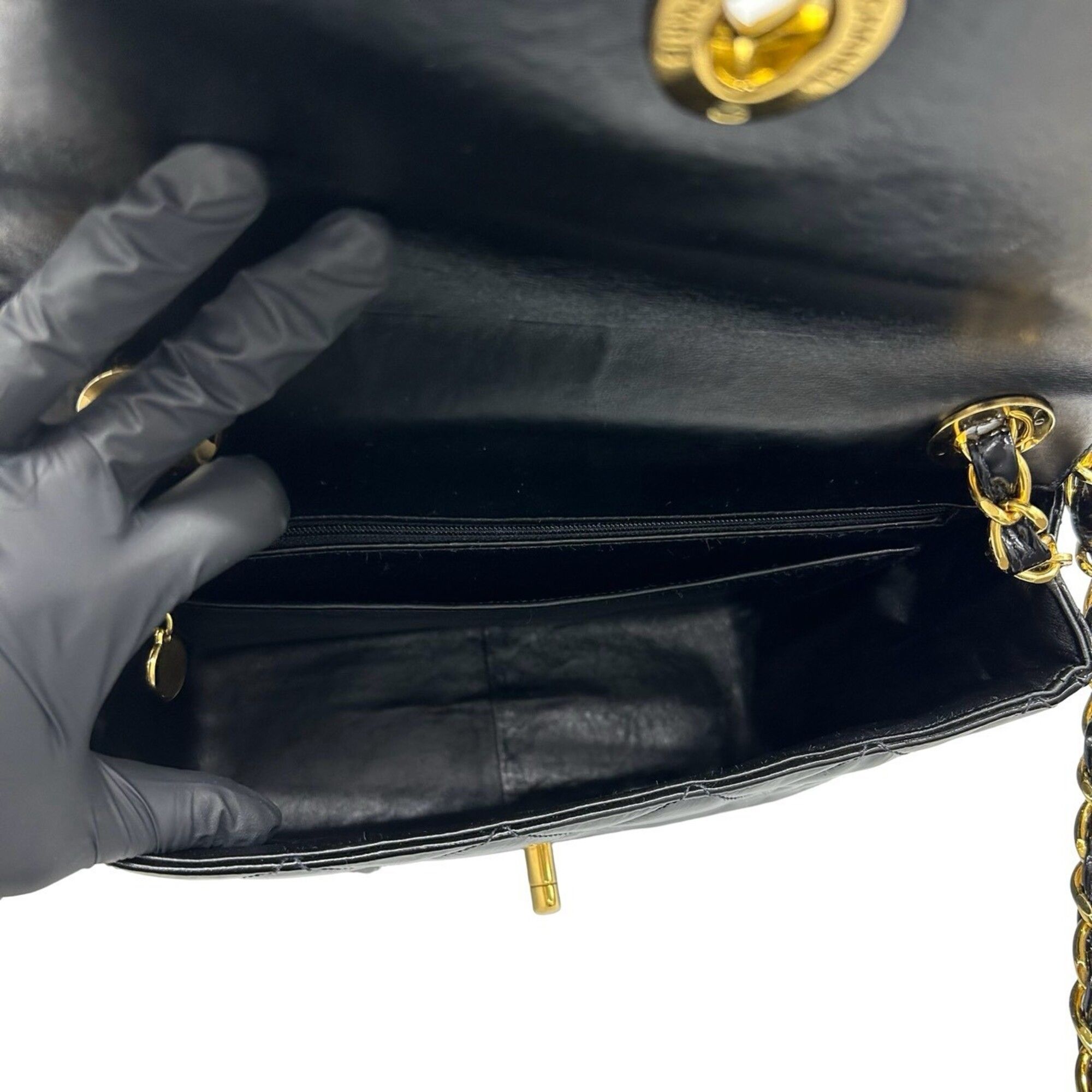 Patent Leather Shoulder Bag (Pre-Owned) - Chanel - Modalova