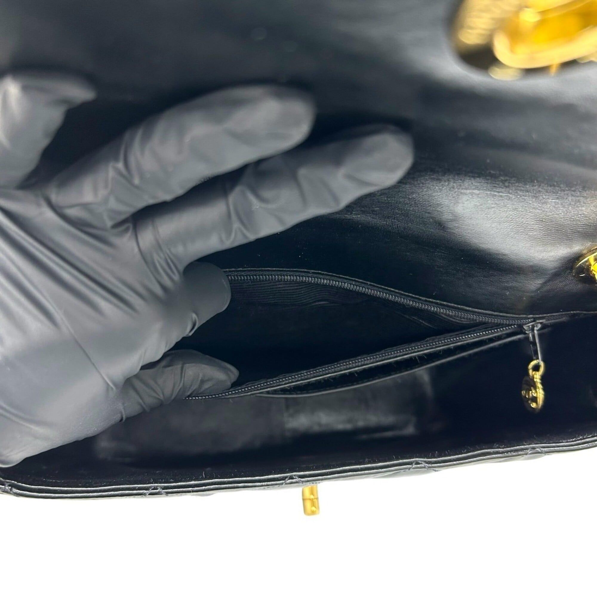Patent Leather Shoulder Bag (Pre-Owned) - Chanel - Modalova