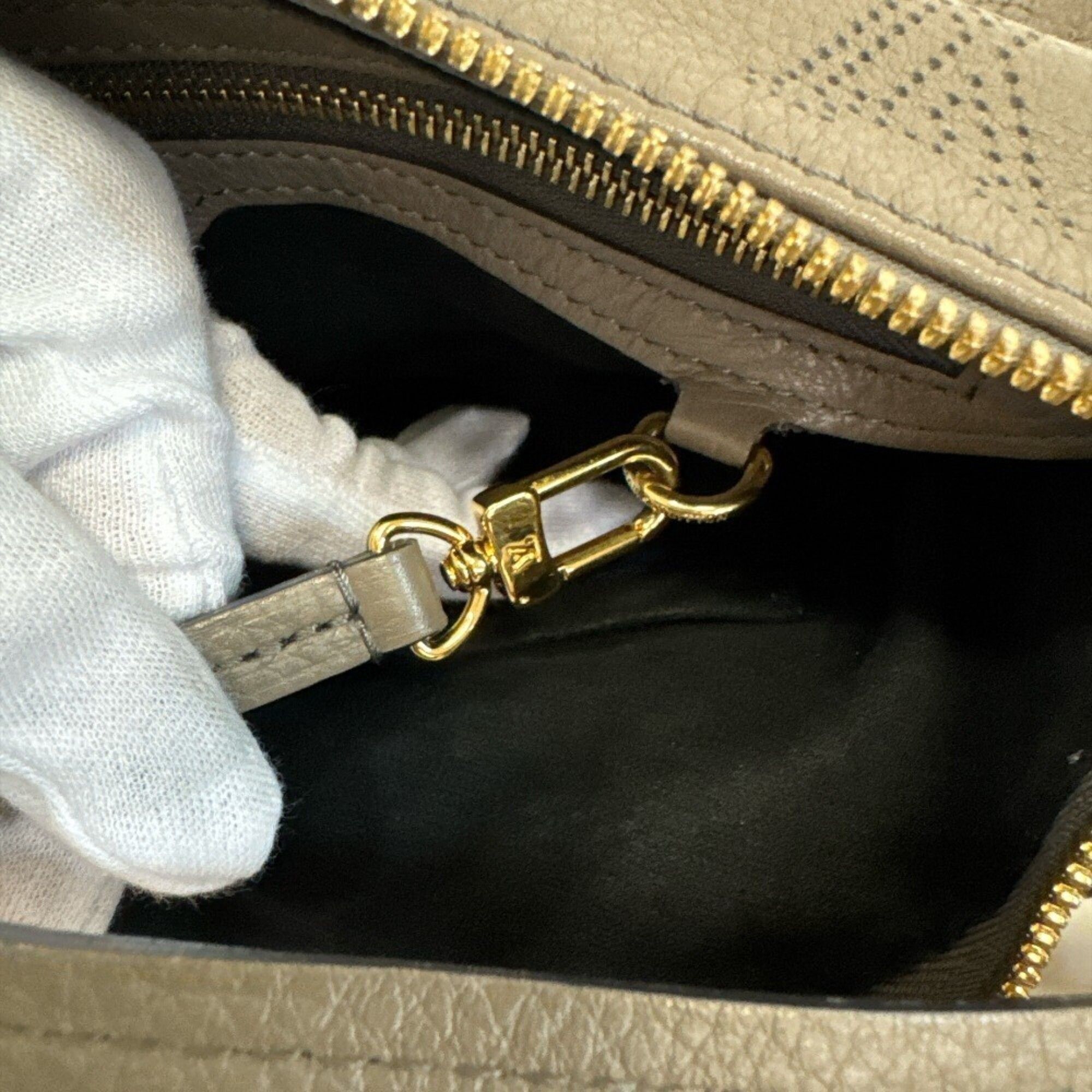 Mahina Leather Handbag (Pre-Owned) - Louis Vuitton - Modalova