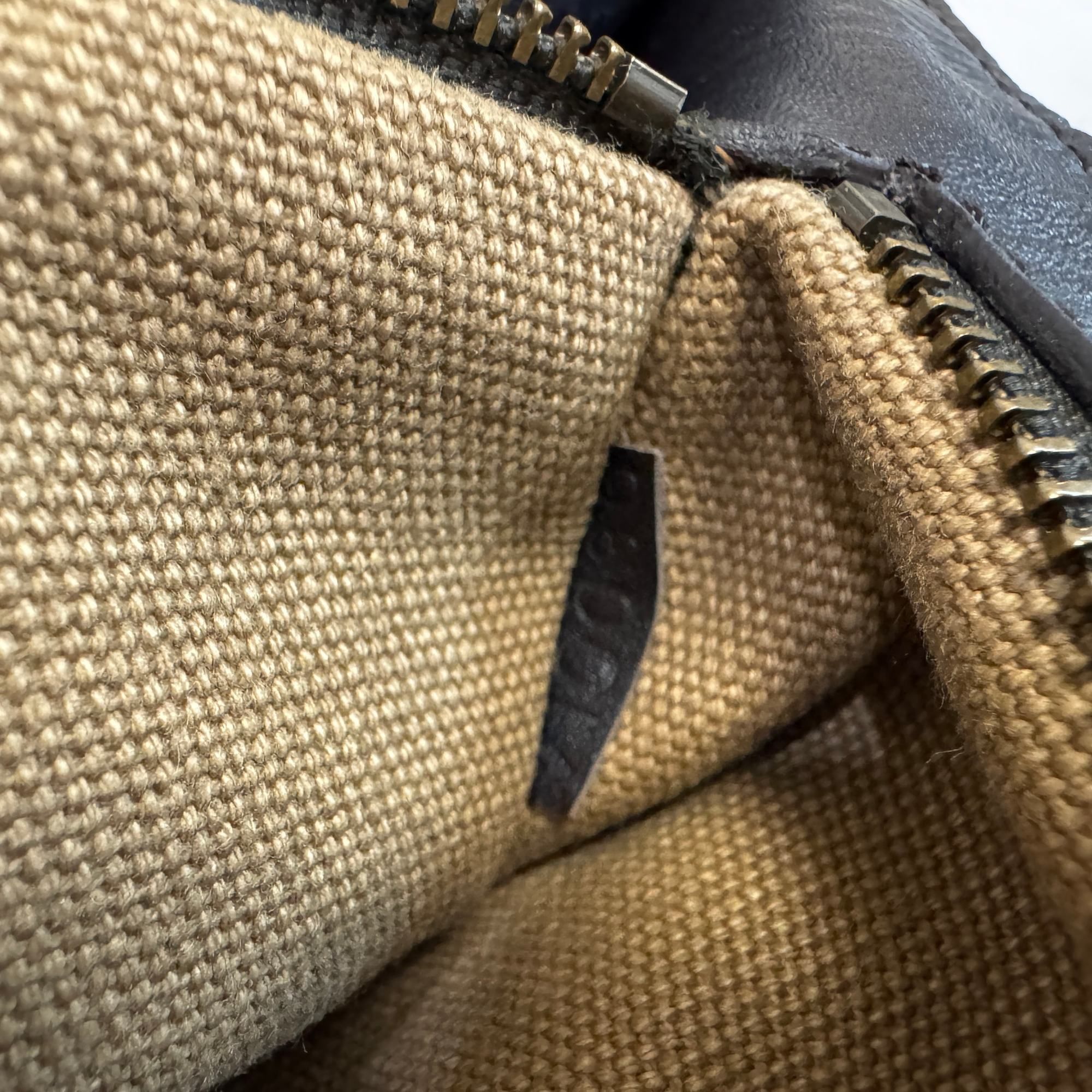 Utah Leather Shoulder Bag (Pre-Owned) - Louis Vuitton - Modalova