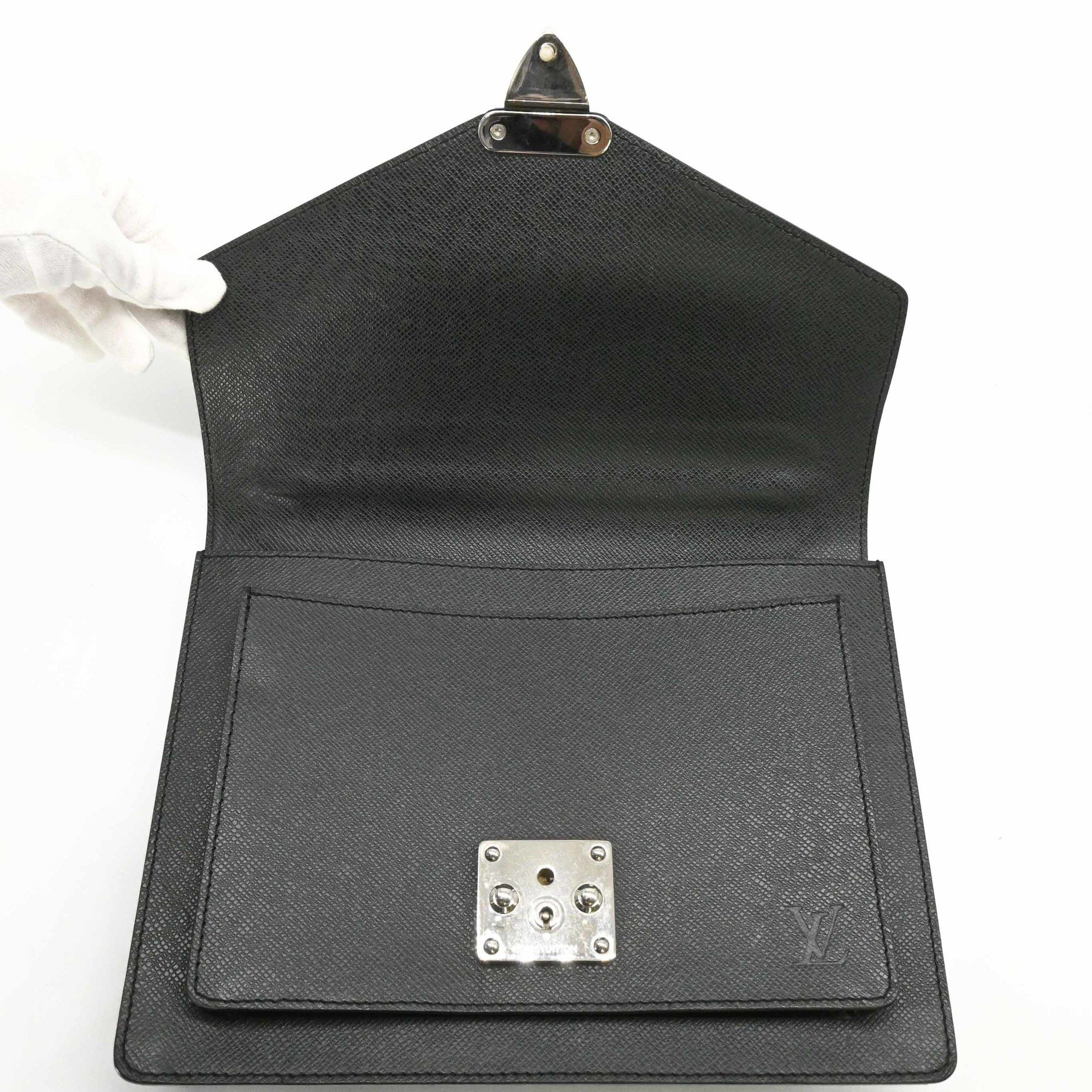 Taiga Leather Leather Handbag (Pre-Owned) - Louis Vuitton - Modalova