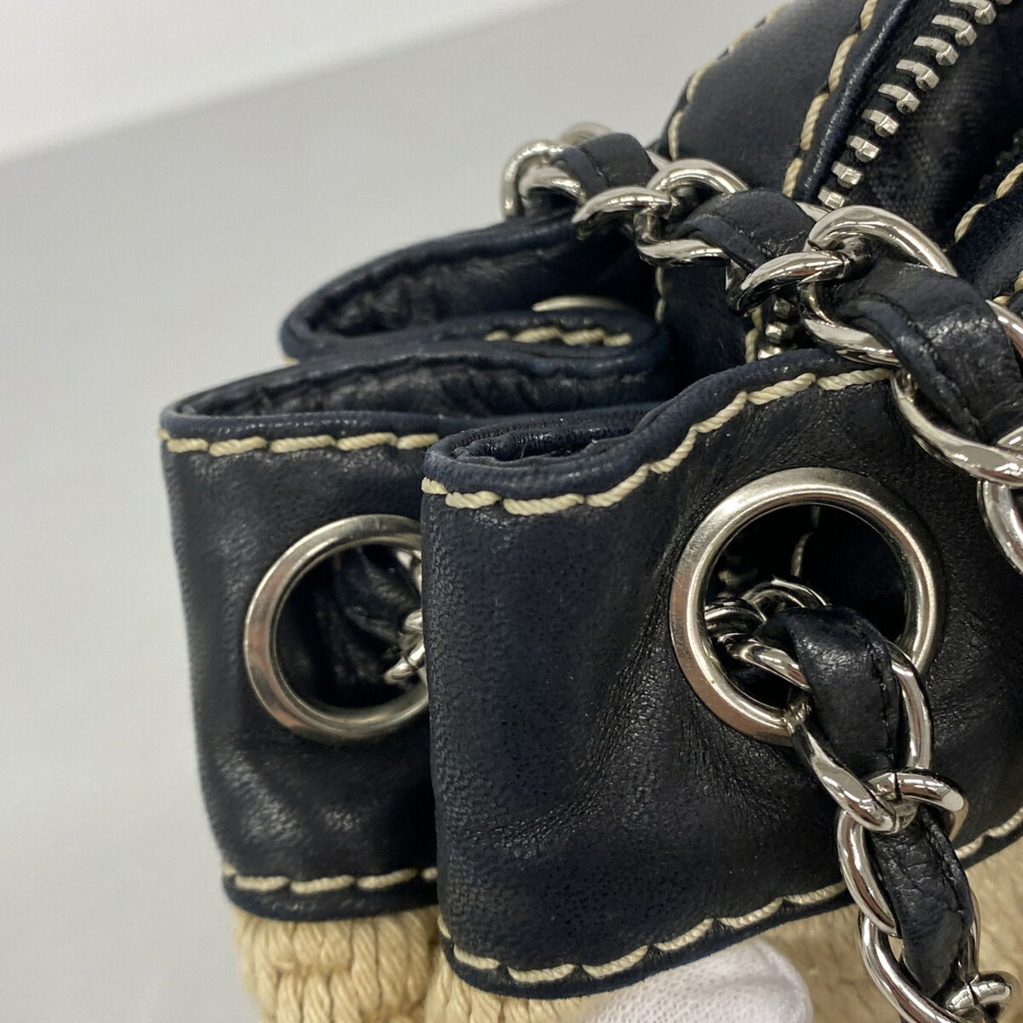 Canvas Shoulder Bag (Pre-Owned) - Chanel - Modalova