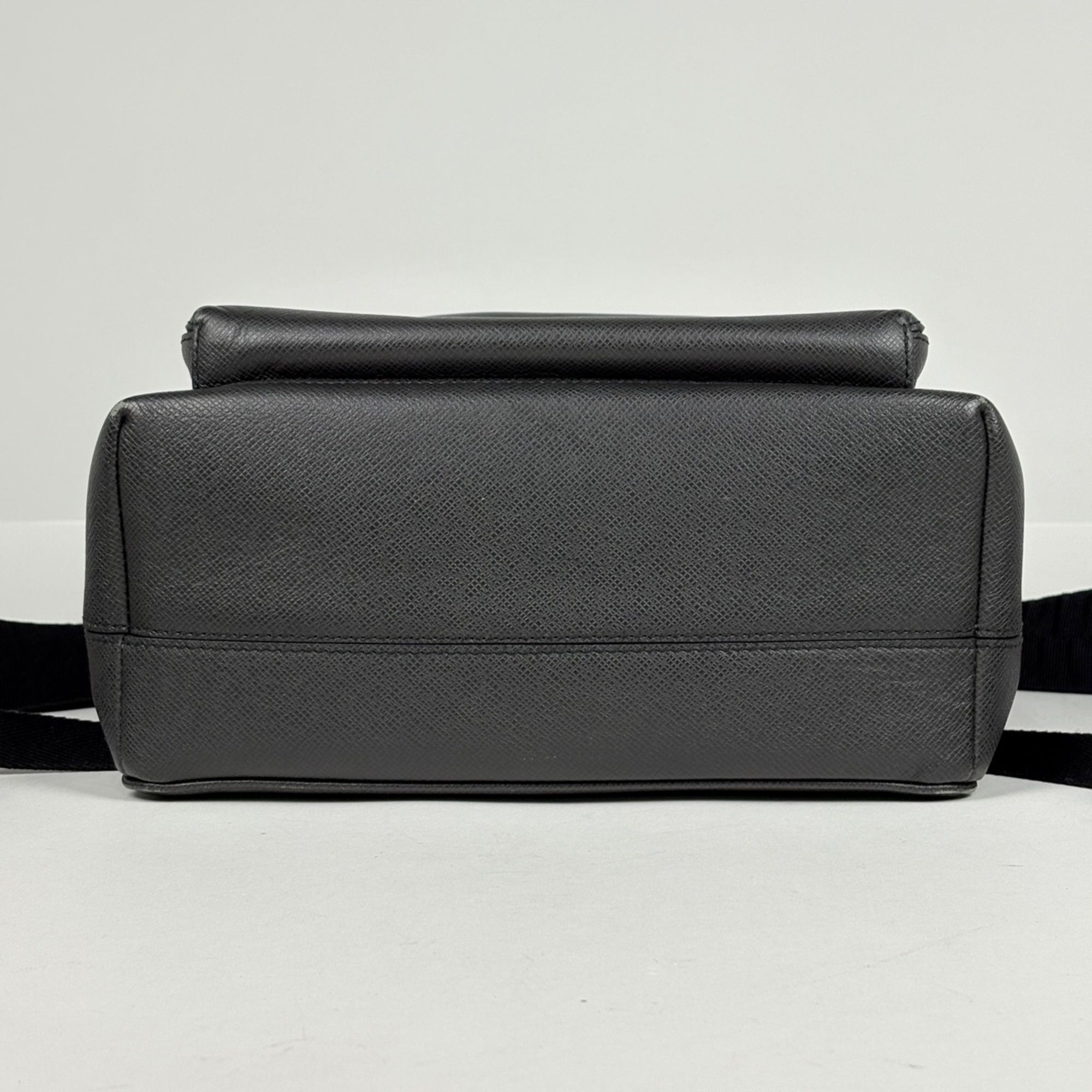 Taiga Leather (Pre-Owned) - Louis Vuitton - Modalova