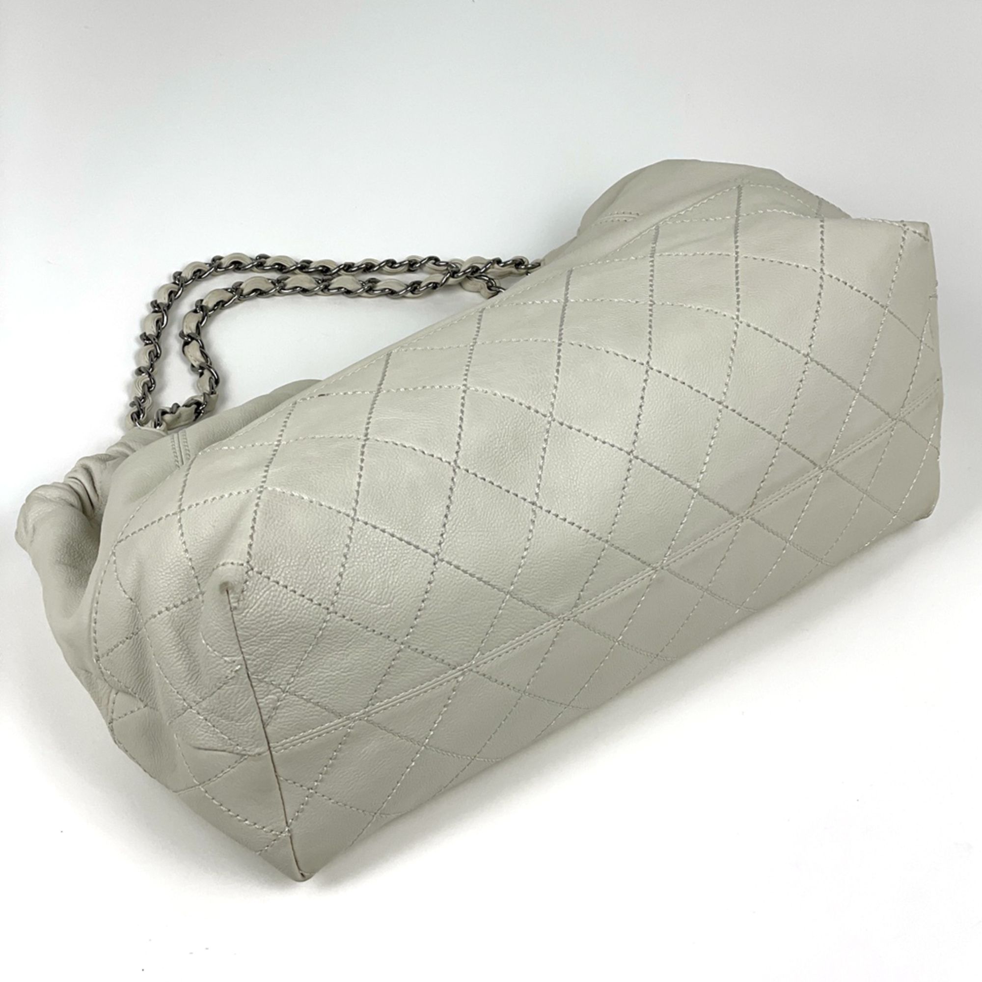 Leather Shoulder Bag (Pre-Owned) - Chanel - Modalova