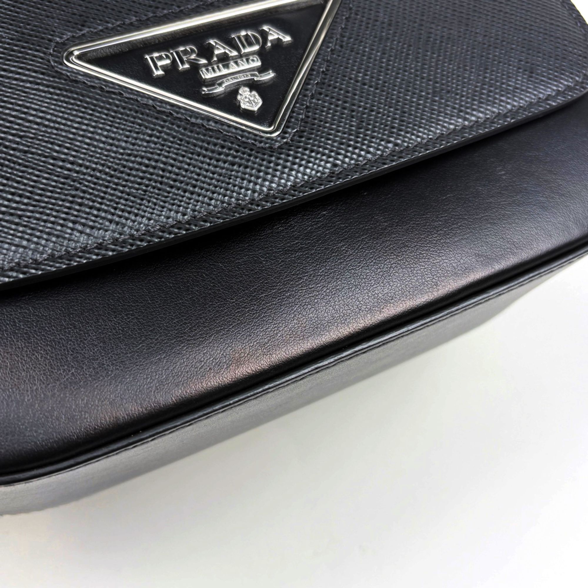 Saffiano Triangle Leather Shoulder Bag (Pre-Owned) - Prada - Modalova