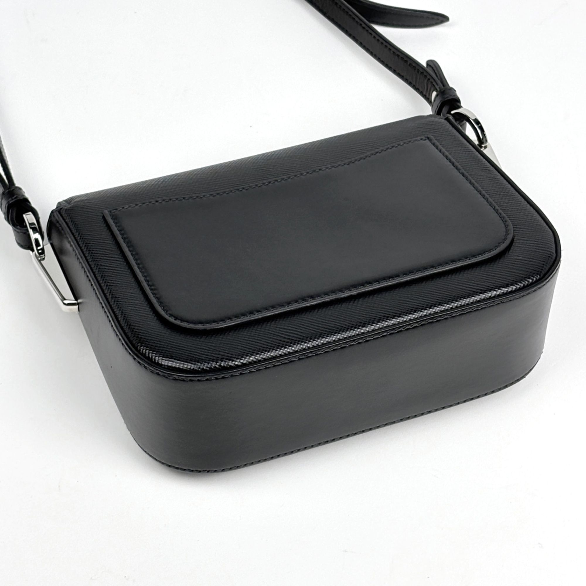Saffiano Triangle Leather Shoulder Bag (Pre-Owned) - Prada - Modalova