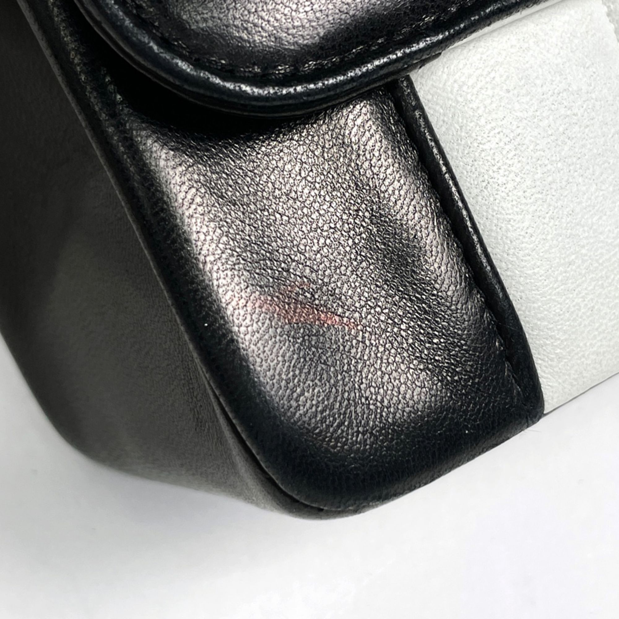 Leather Shoulder Bag (Pre-Owned) - Chanel - Modalova