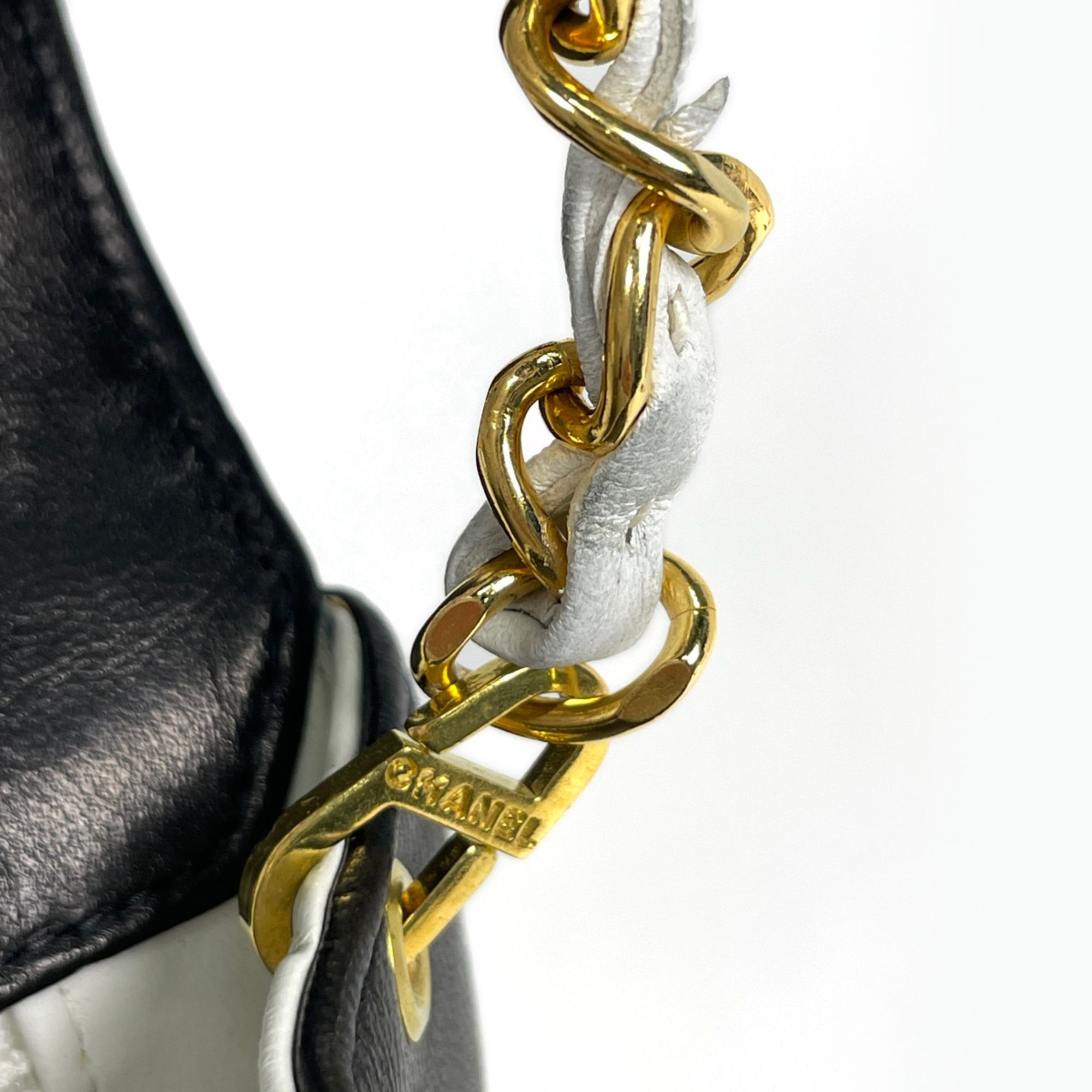 Leather Shoulder Bag (Pre-Owned) - Chanel - Modalova