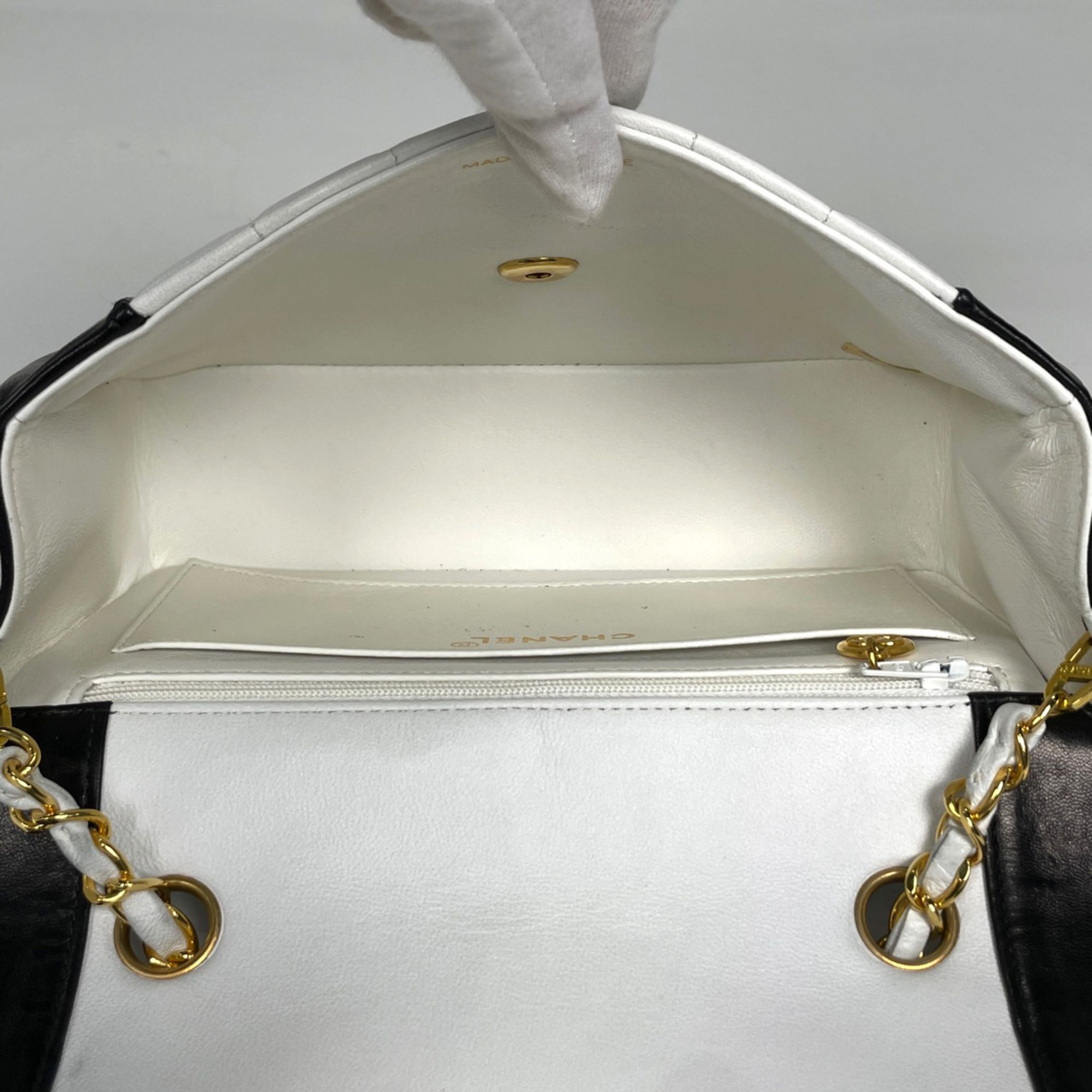 Leather Shoulder Bag (Pre-Owned) - Chanel - Modalova
