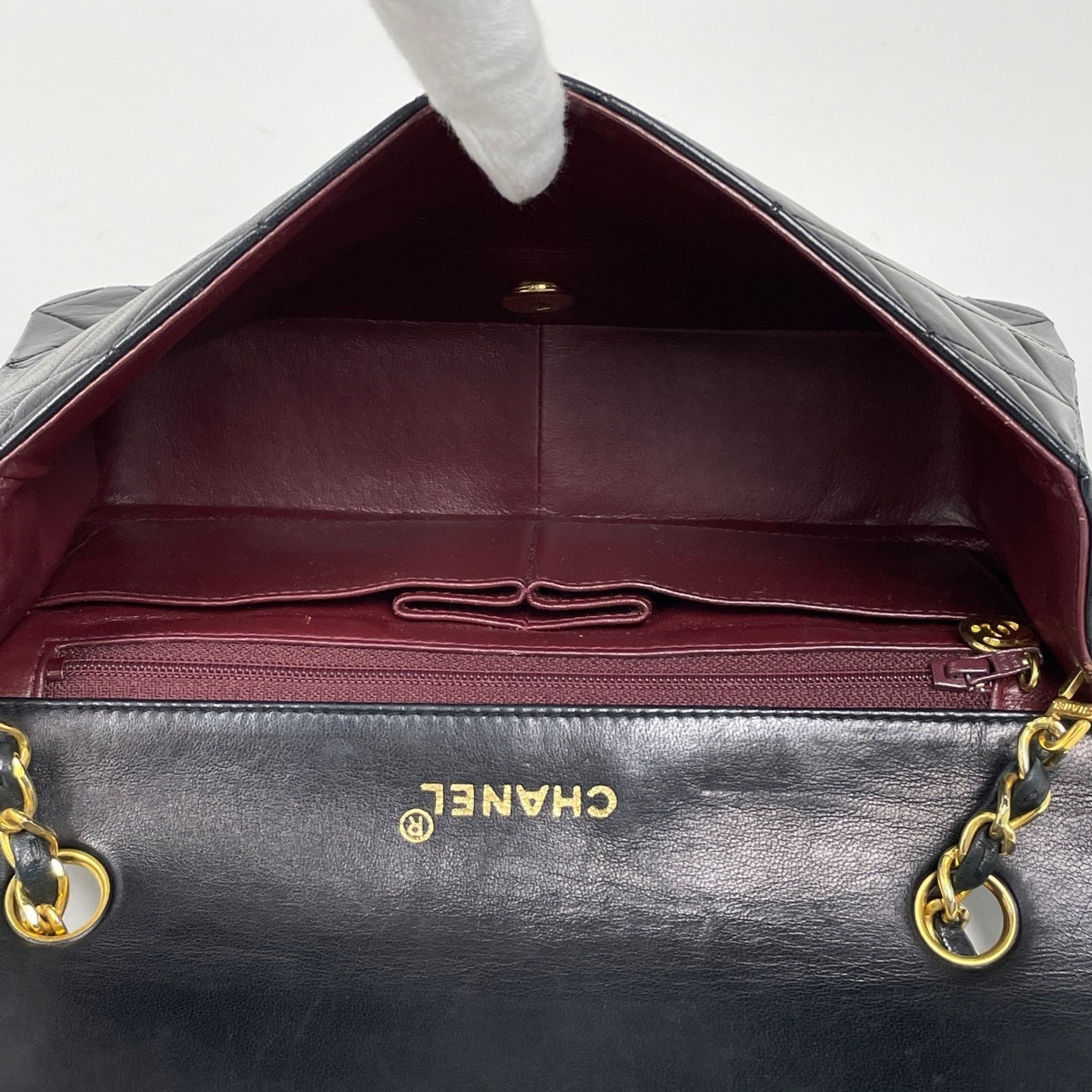 Matelasse Leather Shoulder Bag (Pre-Owned) - Chanel - Modalova