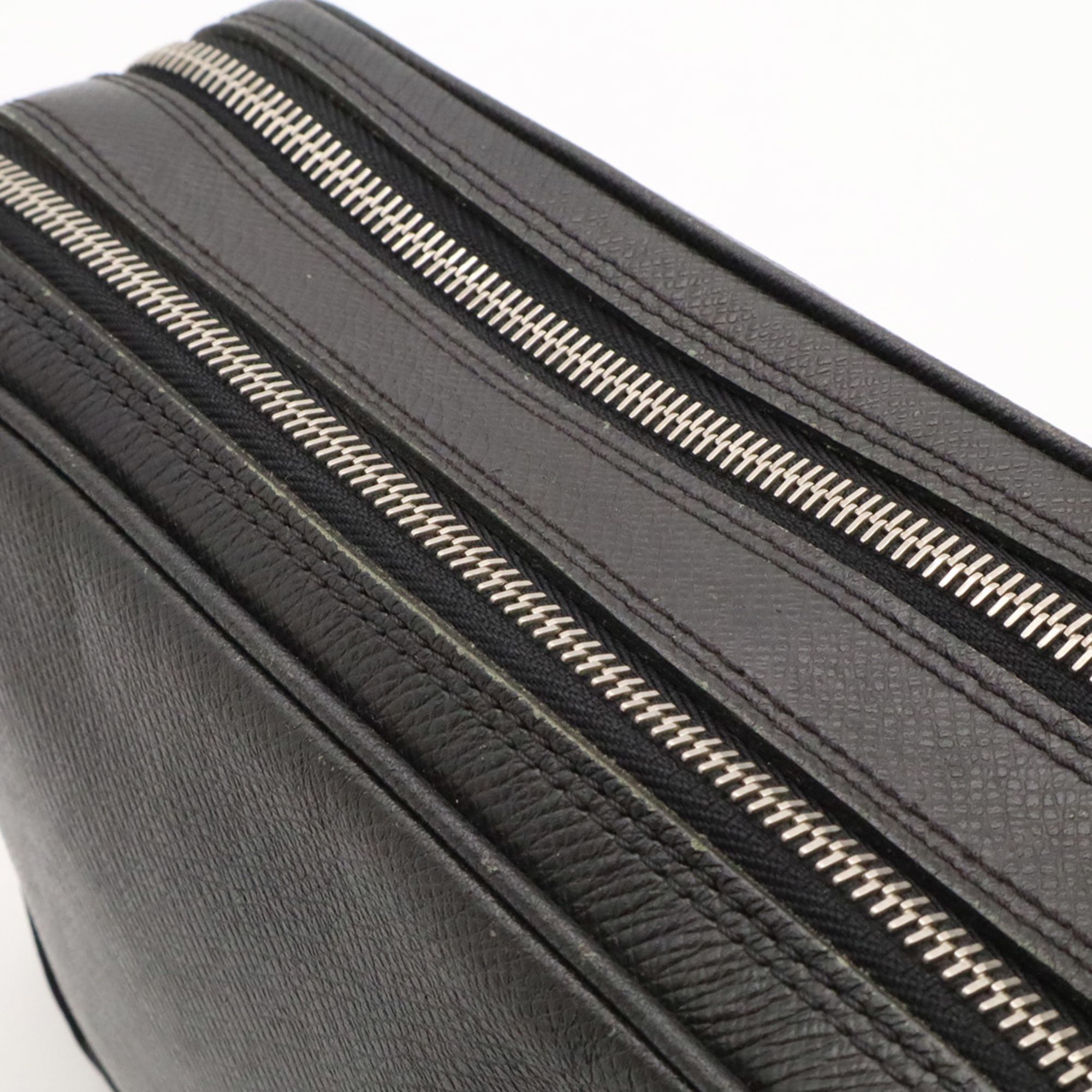 Taiga Leather Clutch Bag (Pre-Owned) - Louis Vuitton - Modalova
