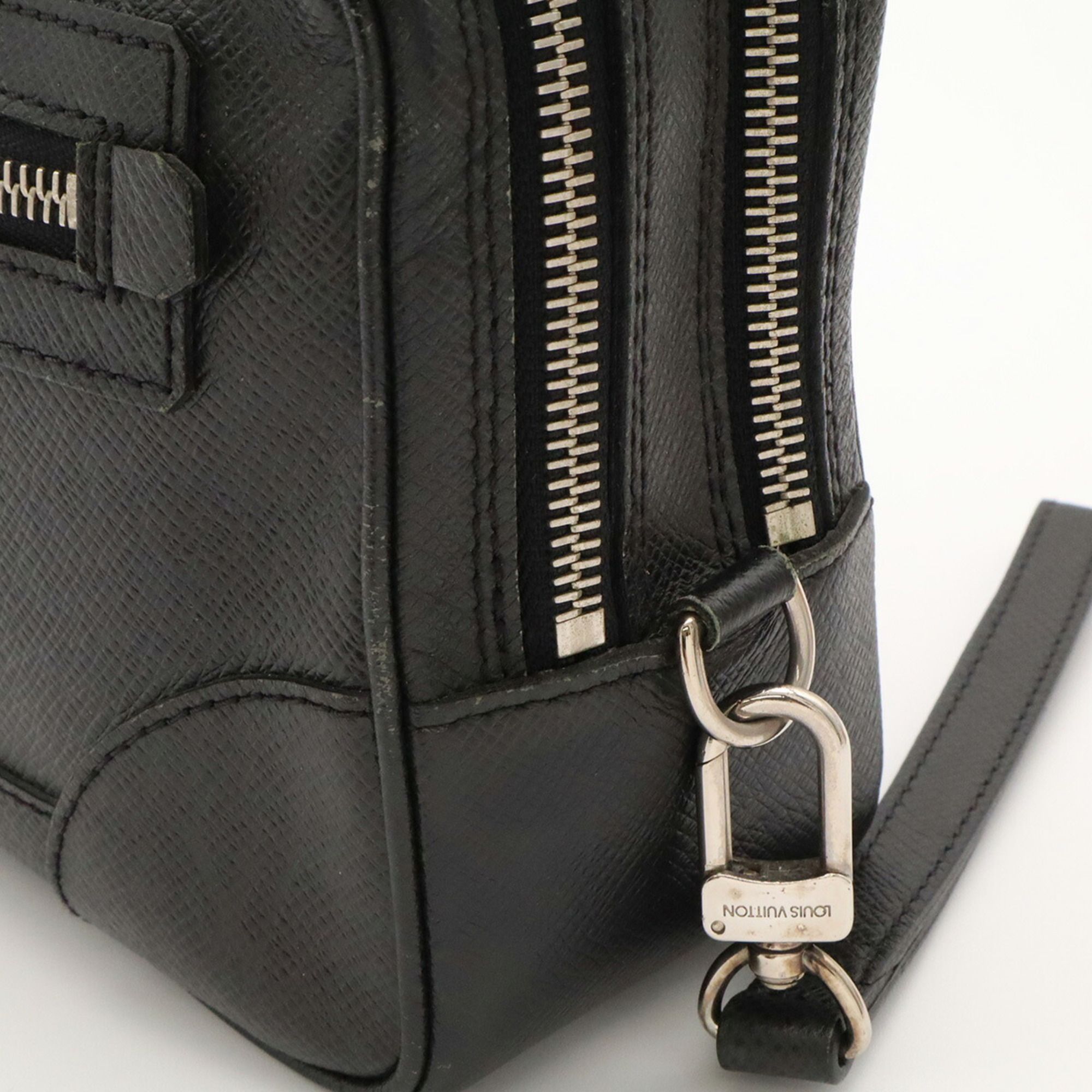 Taiga Leather Clutch Bag (Pre-Owned) - Louis Vuitton - Modalova