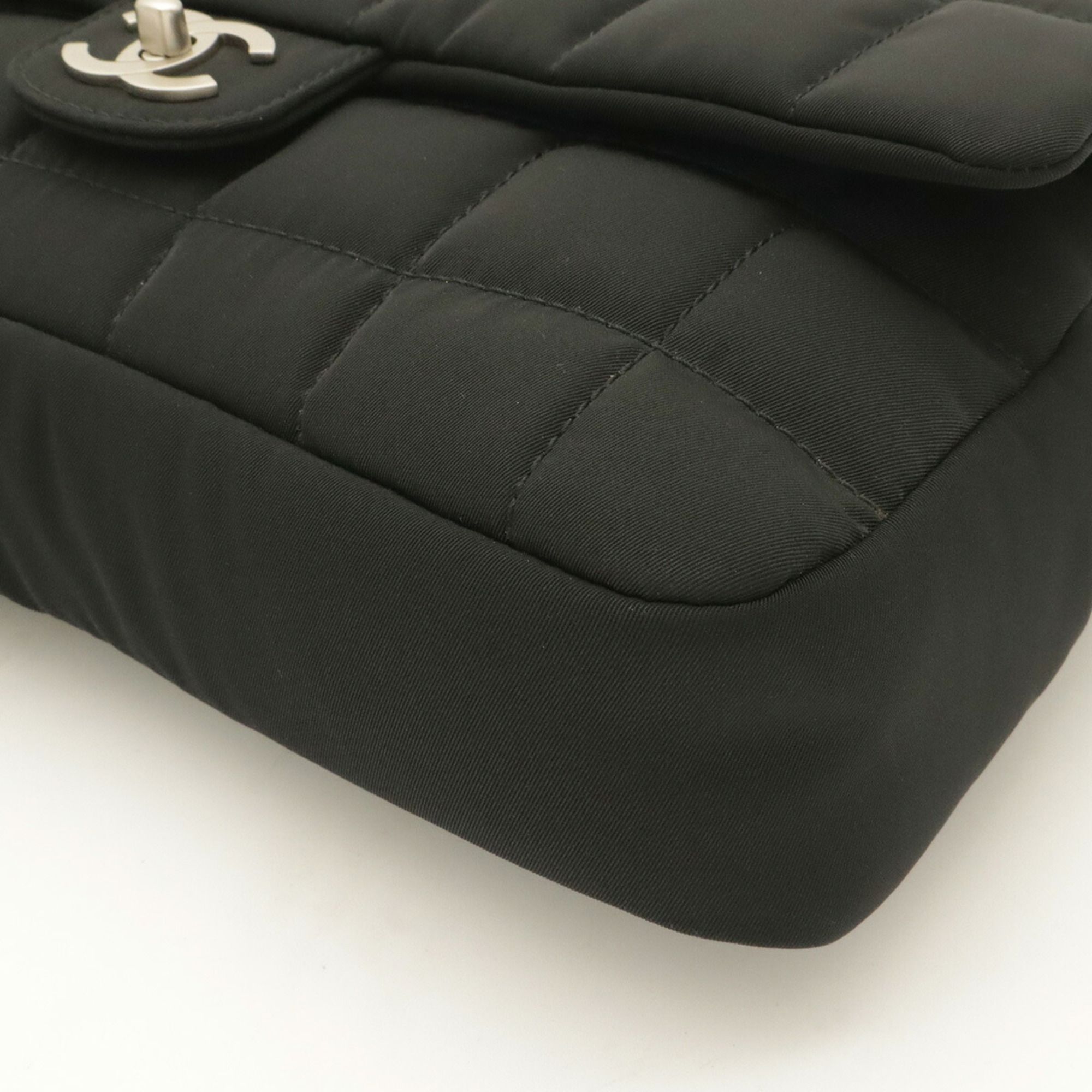 Chocolate Bar Nylon Shoulder Bag (Pre-Owned) - Chanel - Modalova