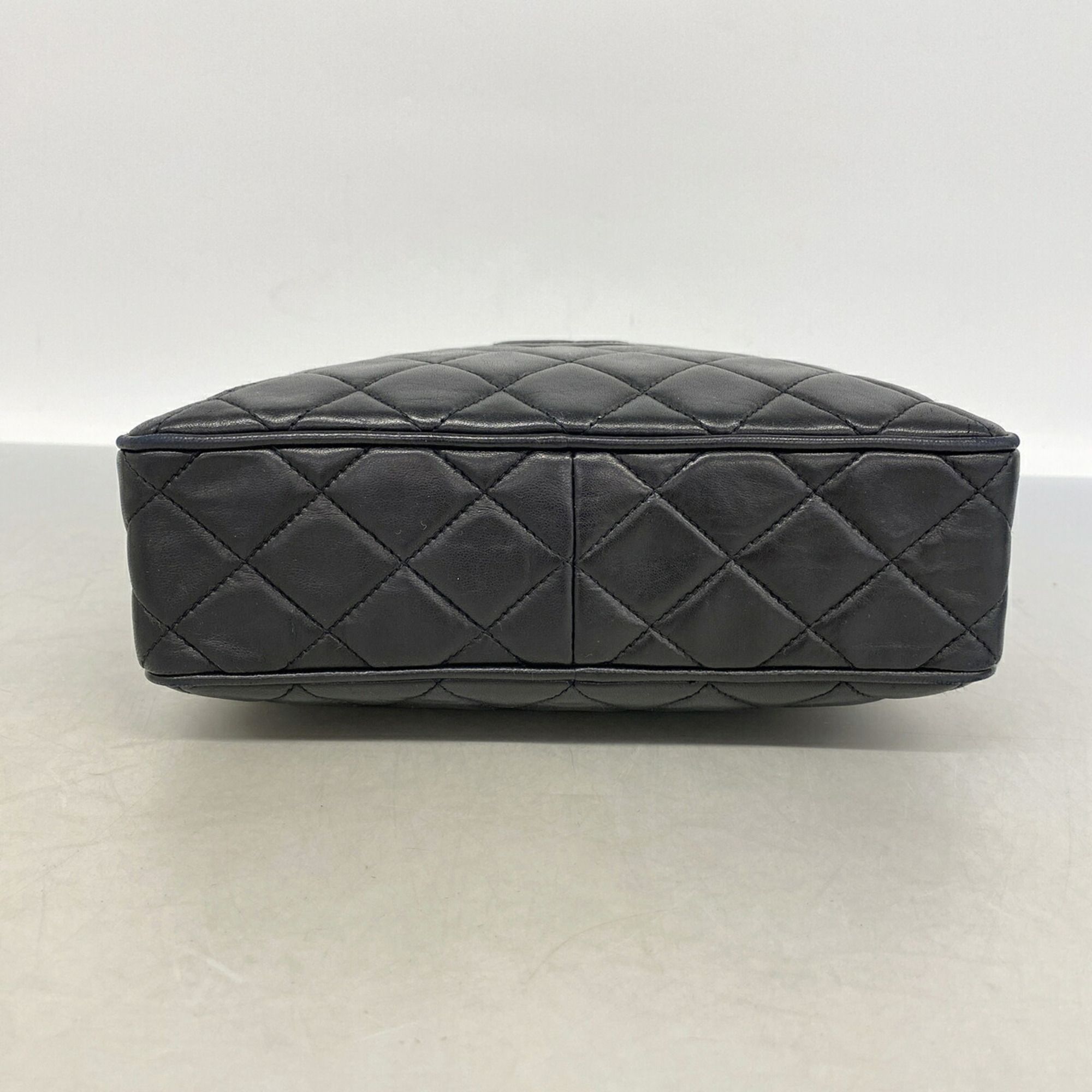 Leather Shoulder Bag (Pre-Owned) - Chanel - Modalova