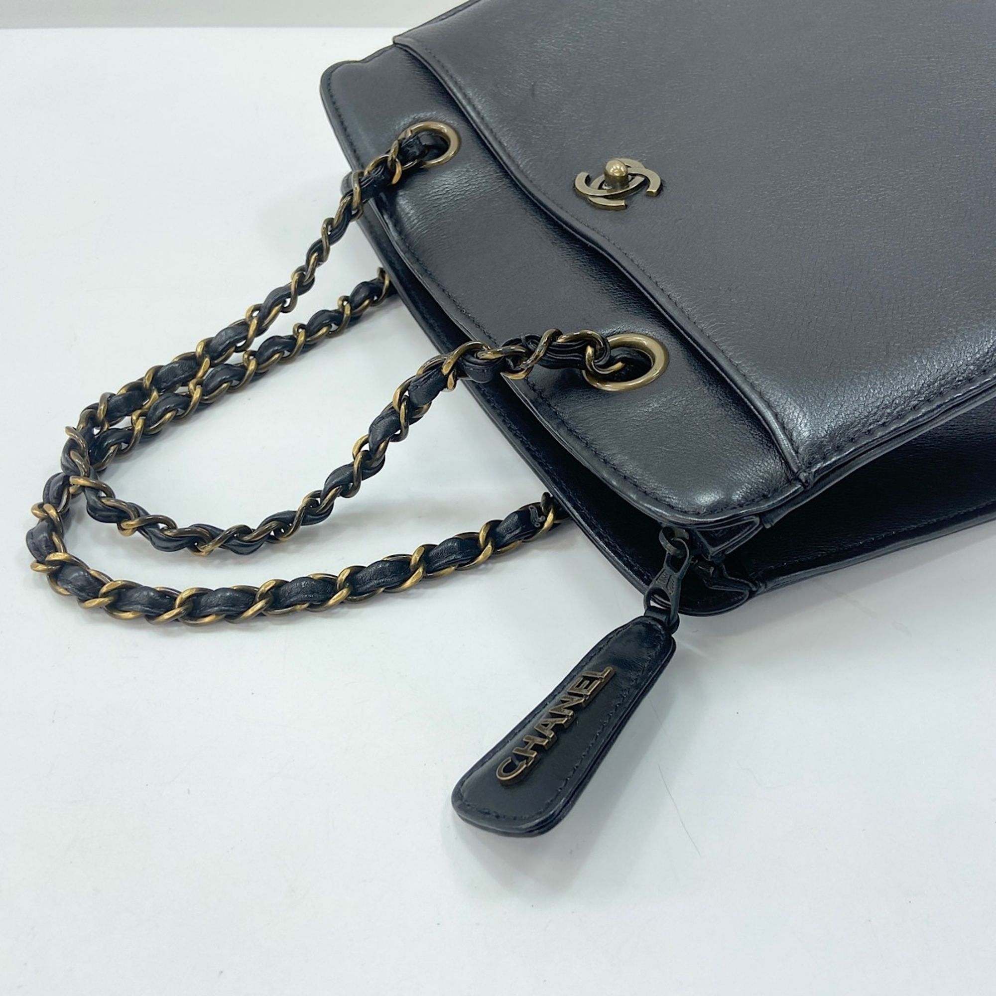 Chanel Black Handbag (Pre-Owned) - Chanel - Modalova