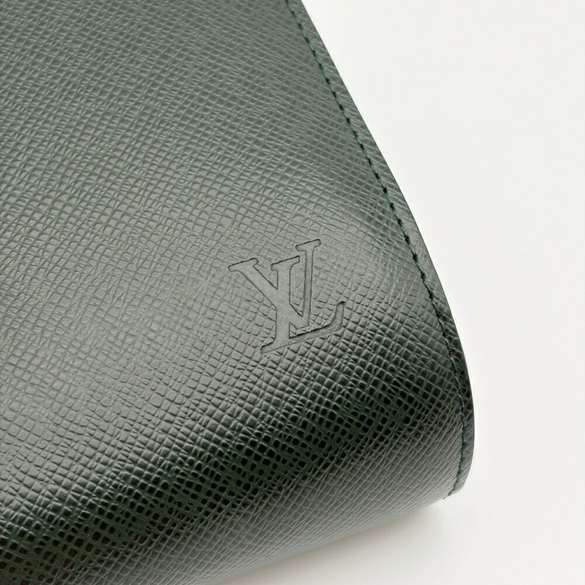 Taiga Leather Leather Clutch Bag (Pre-Owned) - Louis Vuitton - Modalova